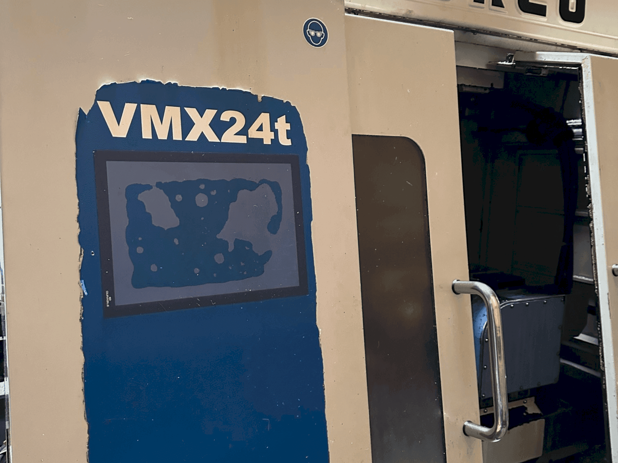 Widok z przodu maszyny Hurco VMX24t