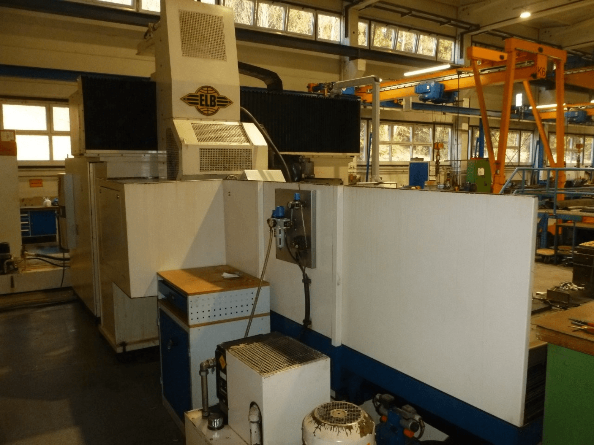 Szlifierka do płaszczyzn ELB SWP 225/125 SPS, widok z przodu przedstawiający panel sterowania i cechy konstrukcyjne.