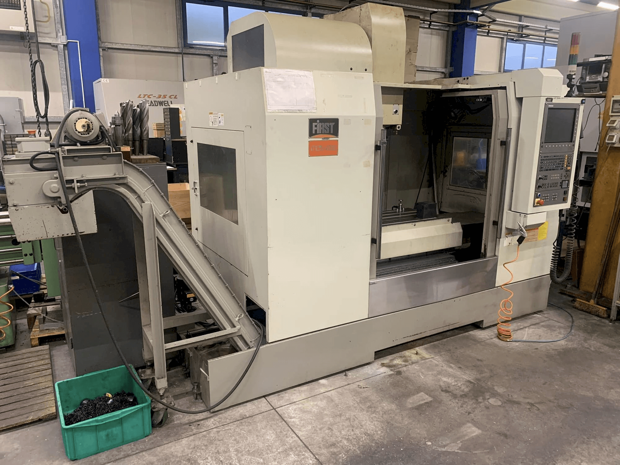 Widok z przodu maszyny FIRST MCV 1000