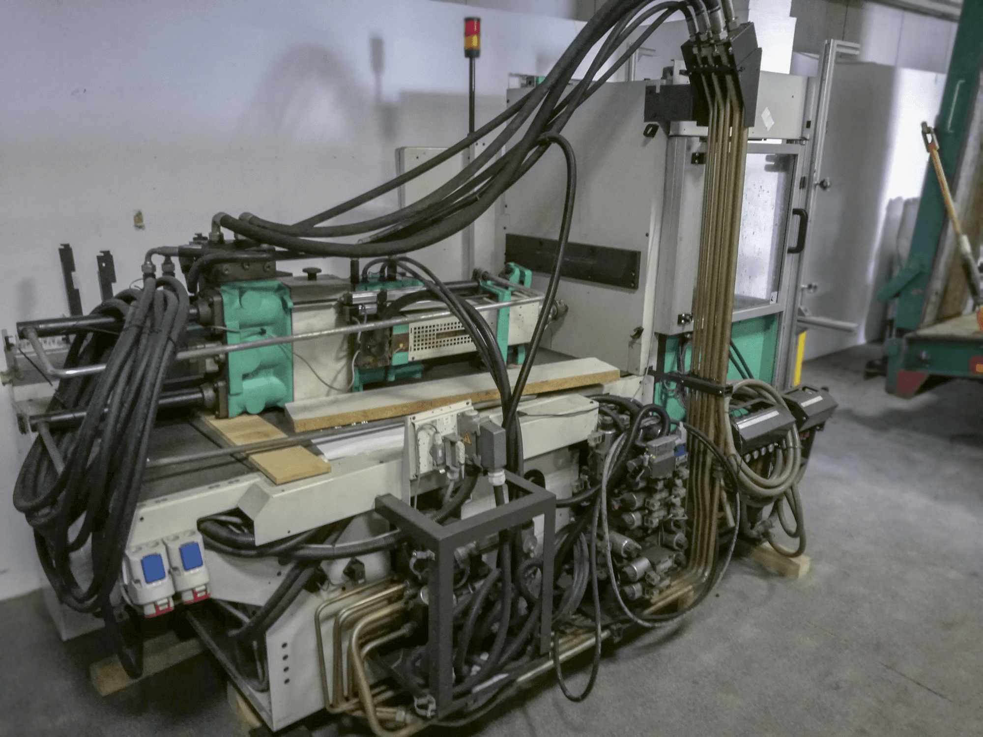 Widok z przodu maszyny Arburg 420C 800-250