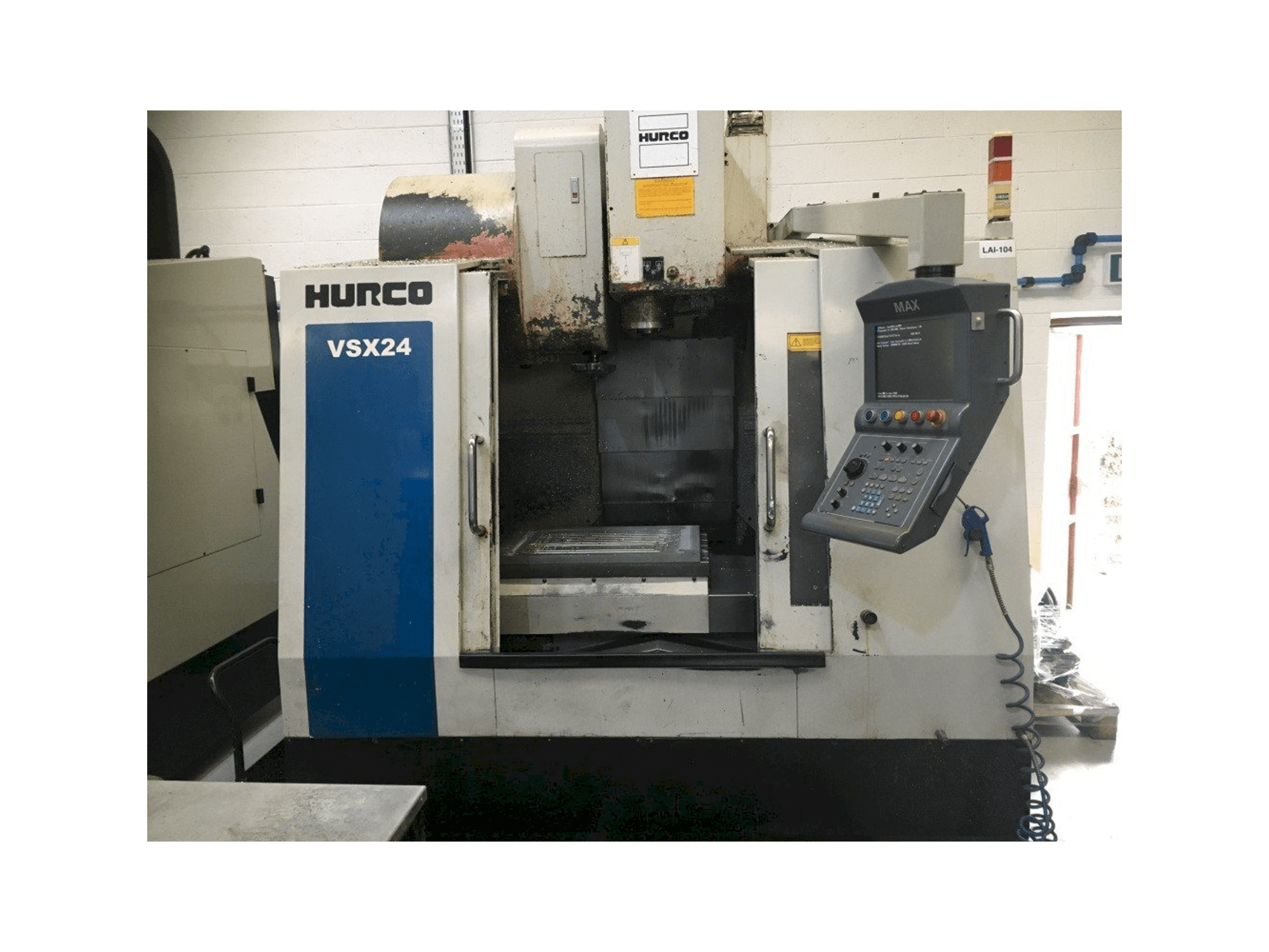 Widok z przodu maszyny Hurco VSX24