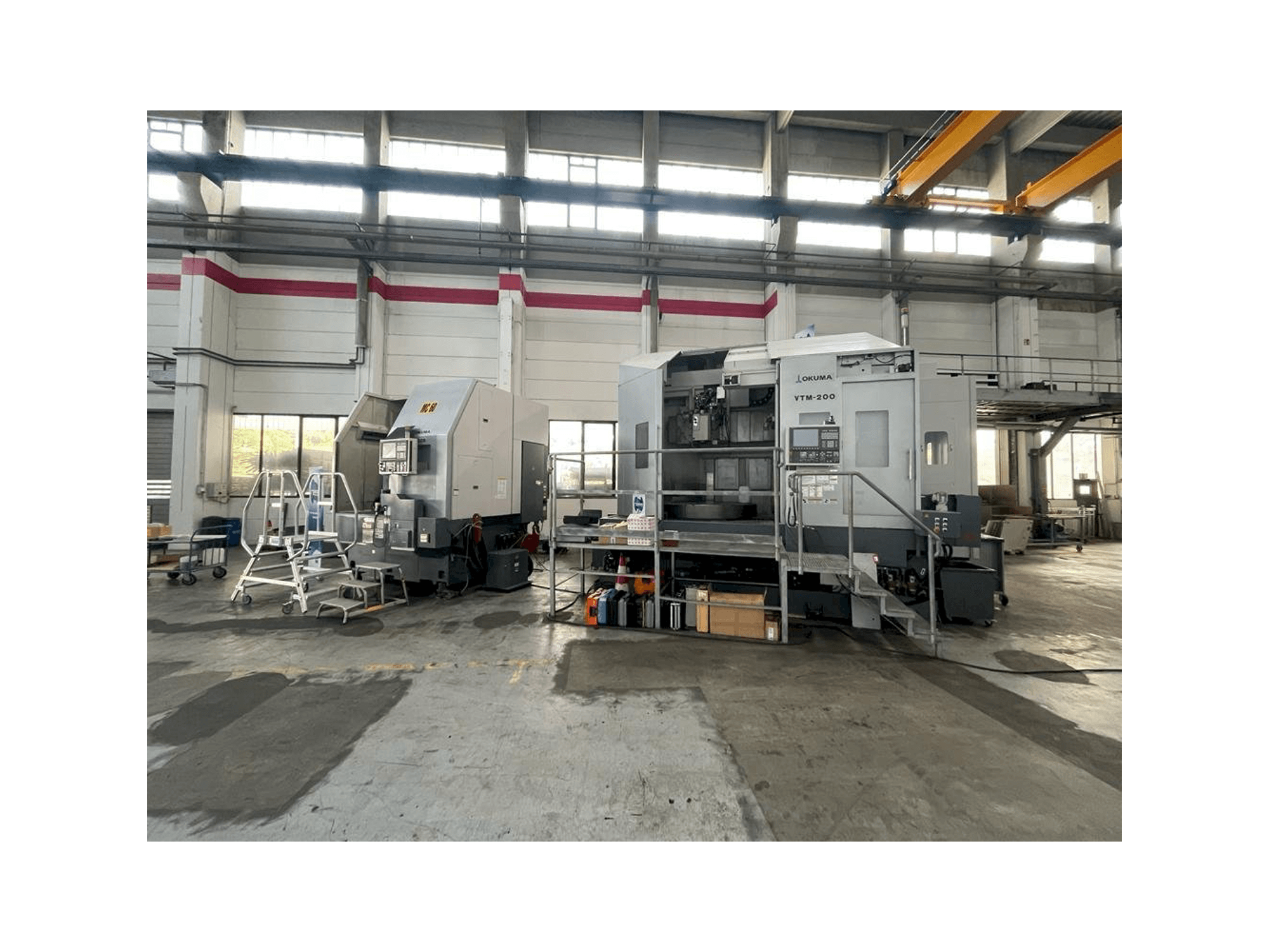 Widok z przodu maszyny Okuma VTM-200 1ST