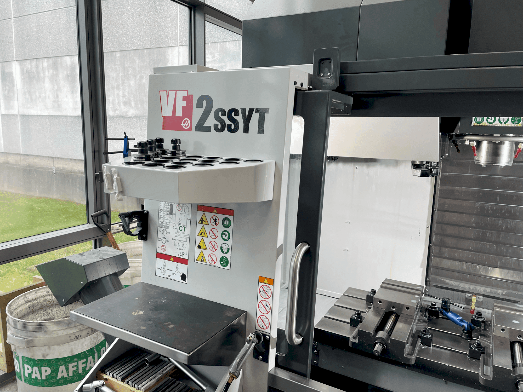 Widok z przodu maszyny HAAS VF-2SSYT