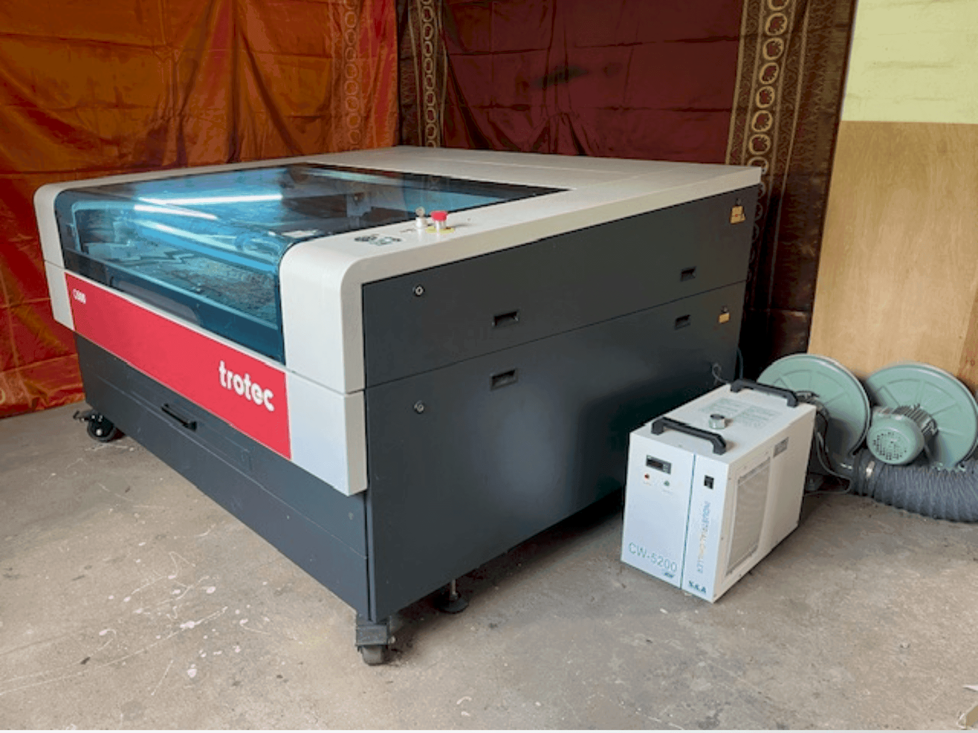 Widok z przodu maszyny Trotec Q500