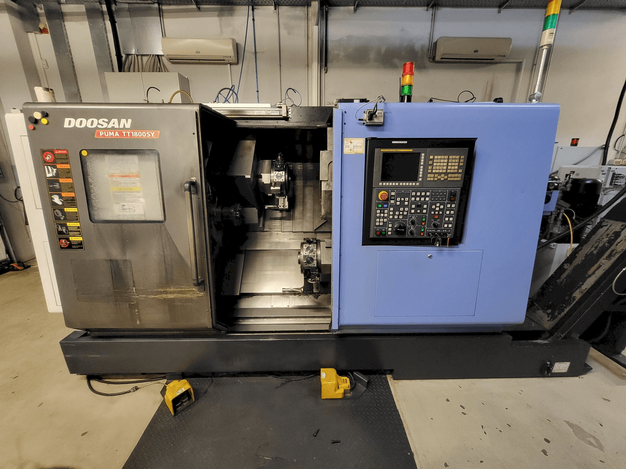 Widok z przodu maszyny DOOSAN PUMA TT1800SY