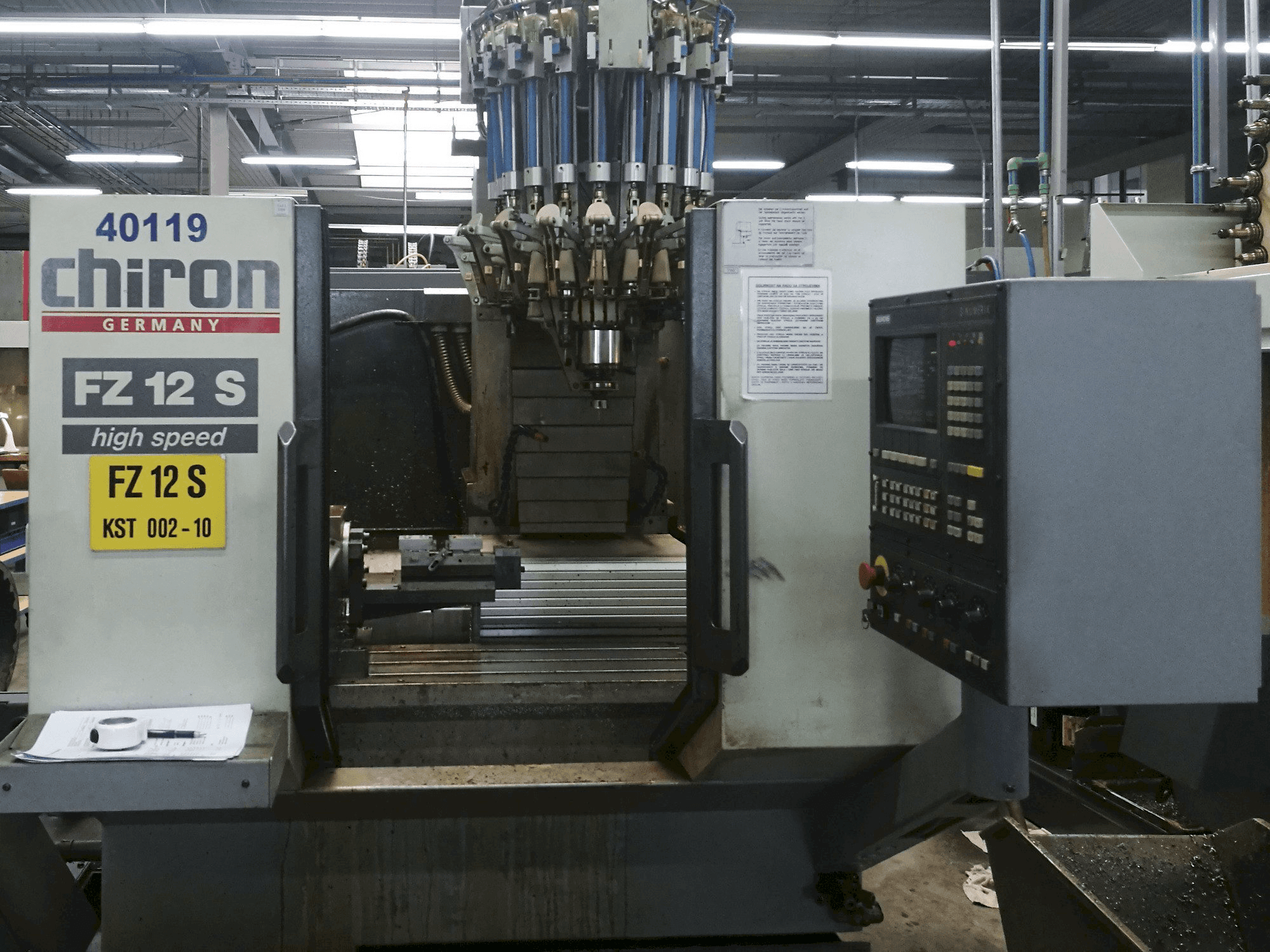 Widok z przodu maszyny CHIRON FZ 12 S