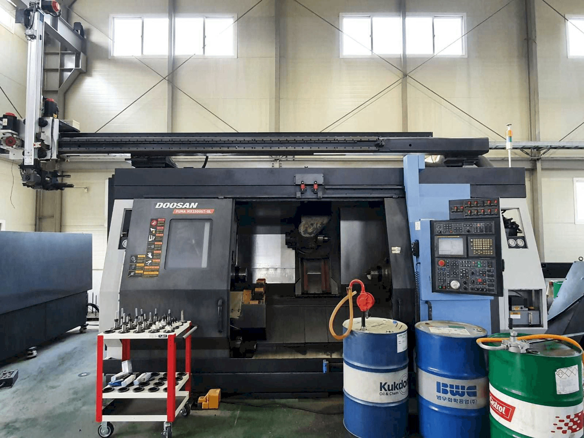 Widok z przodu maszyny Doosan Puma MX2500ST-GL
