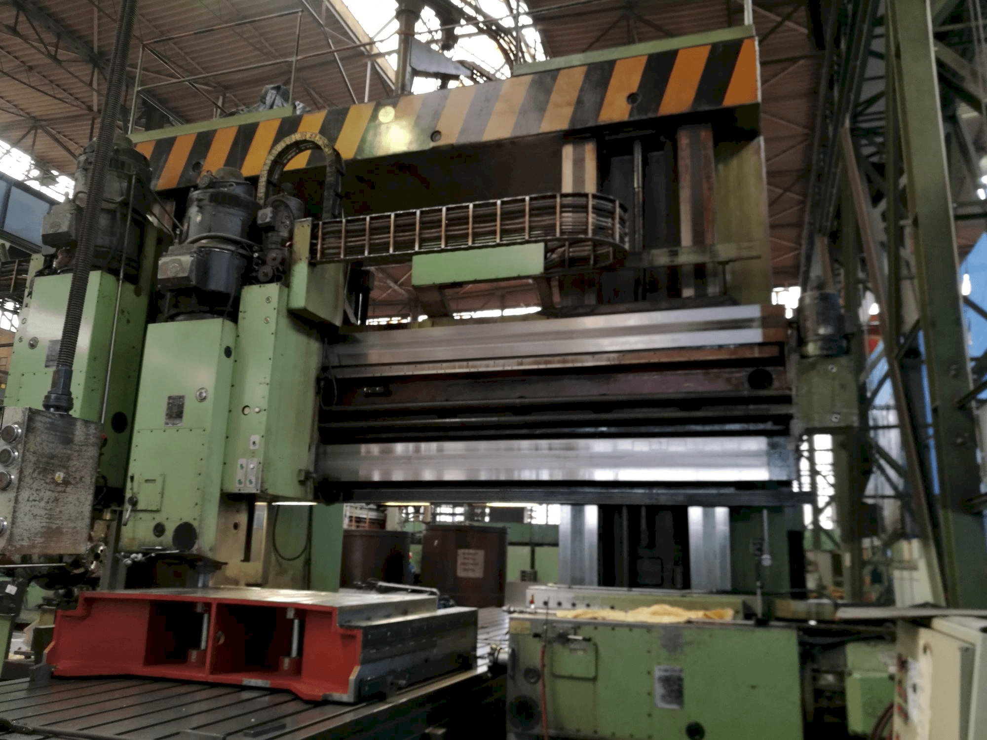 Widok z przodu maszyny TOS FRV-D 20 x 40