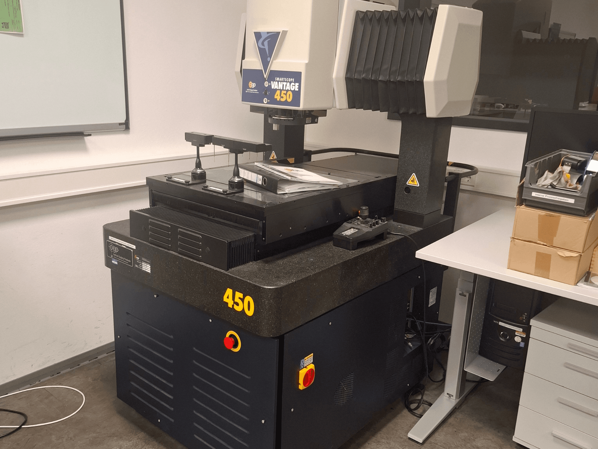 Optyczna maszyna pomiarowa OGP SmartScope Vantage 450 w warunkach laboratoryjnych, widok z przodu z czarno-szarym wykończeniem.
