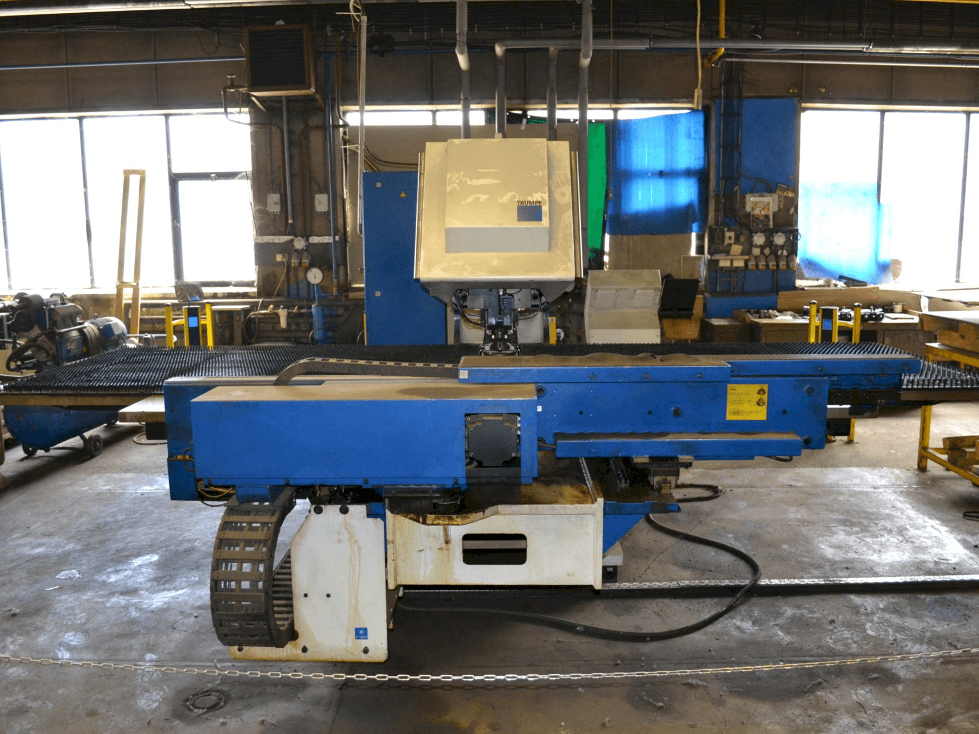 Widok z przodu maszyny Trumpf Trumatic 2000R