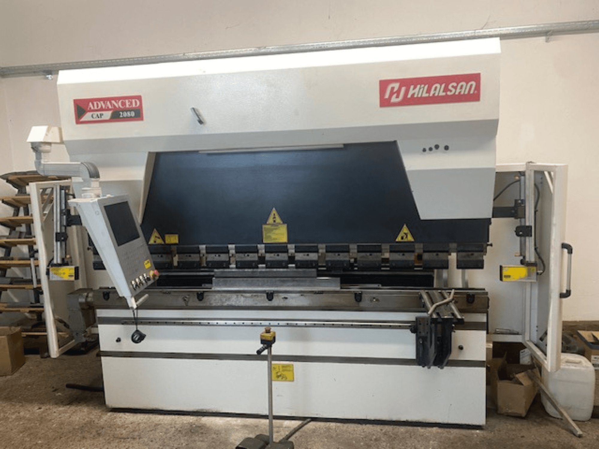 Zaawansowana prasa krawędziowa Hilalsan CAP 2080, widok z przodu z panelem sterowania i funkcjami bezpieczeństwa, konstrukcja przemysłowa do gięcia metalu.