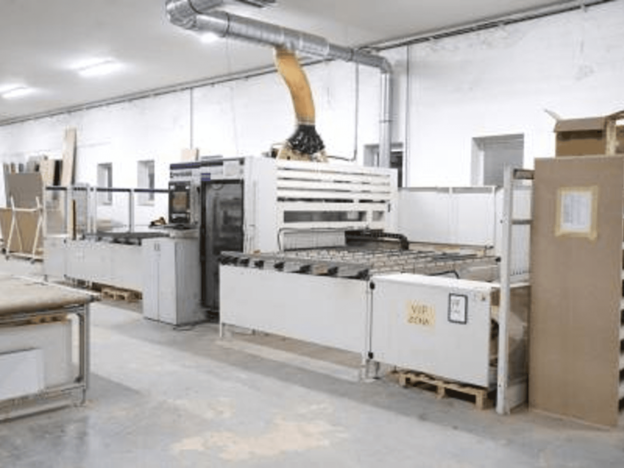 Centrum obróbcze CNC do drewna SCM Morbidelli UNIFLEX HP w warsztacie, widok z przodu, prezentujące panel sterowania i system podawania.