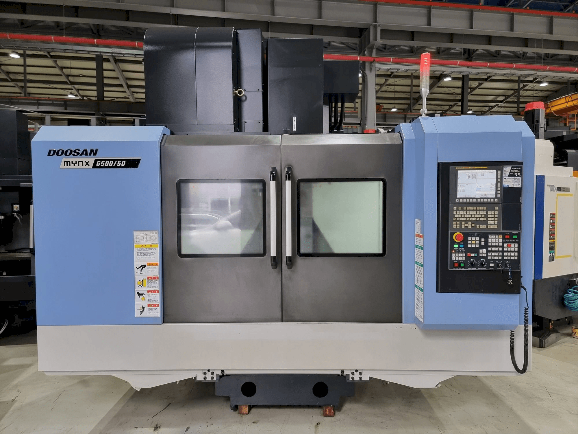 Widok z przodu maszyny Doosan MYNX 6500/50
