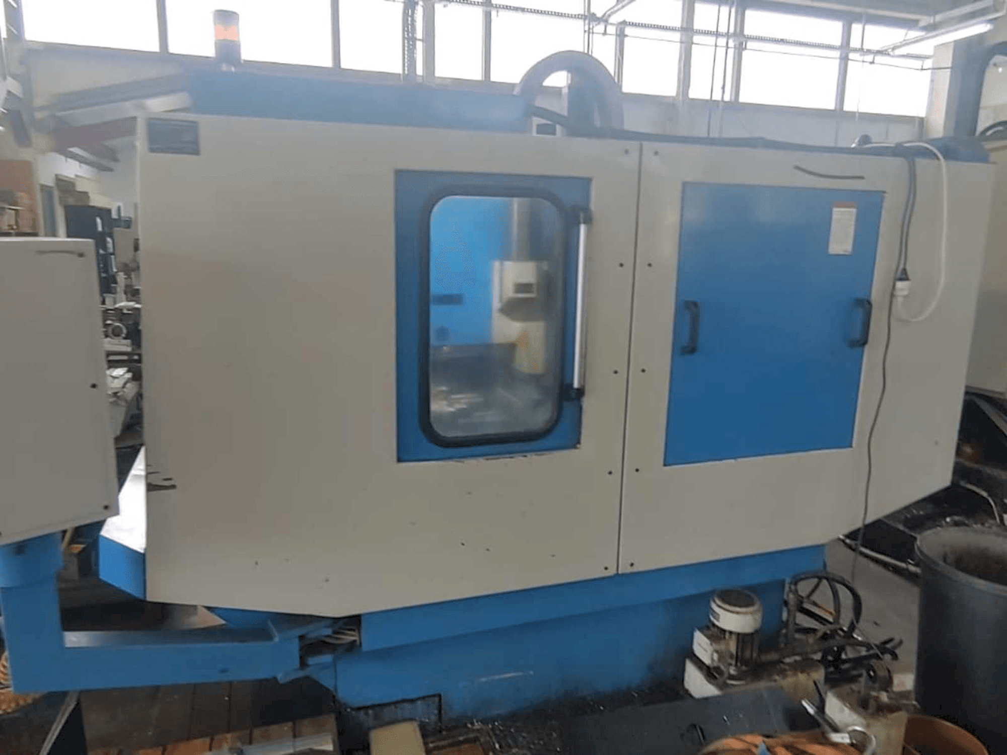 Widok z przodu maszyny KONDIA CM-60