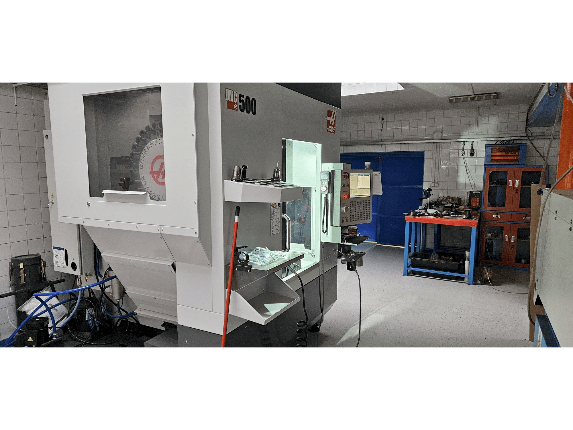Widok z przodu maszyny HAAS UMC-500