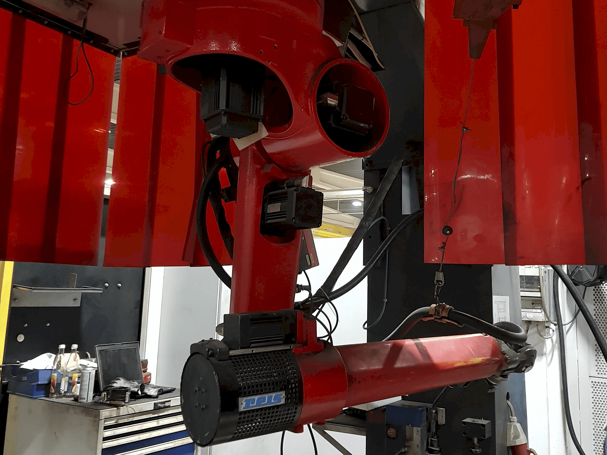 Widok z przodu maszyny Reis Robotics RV30-16
