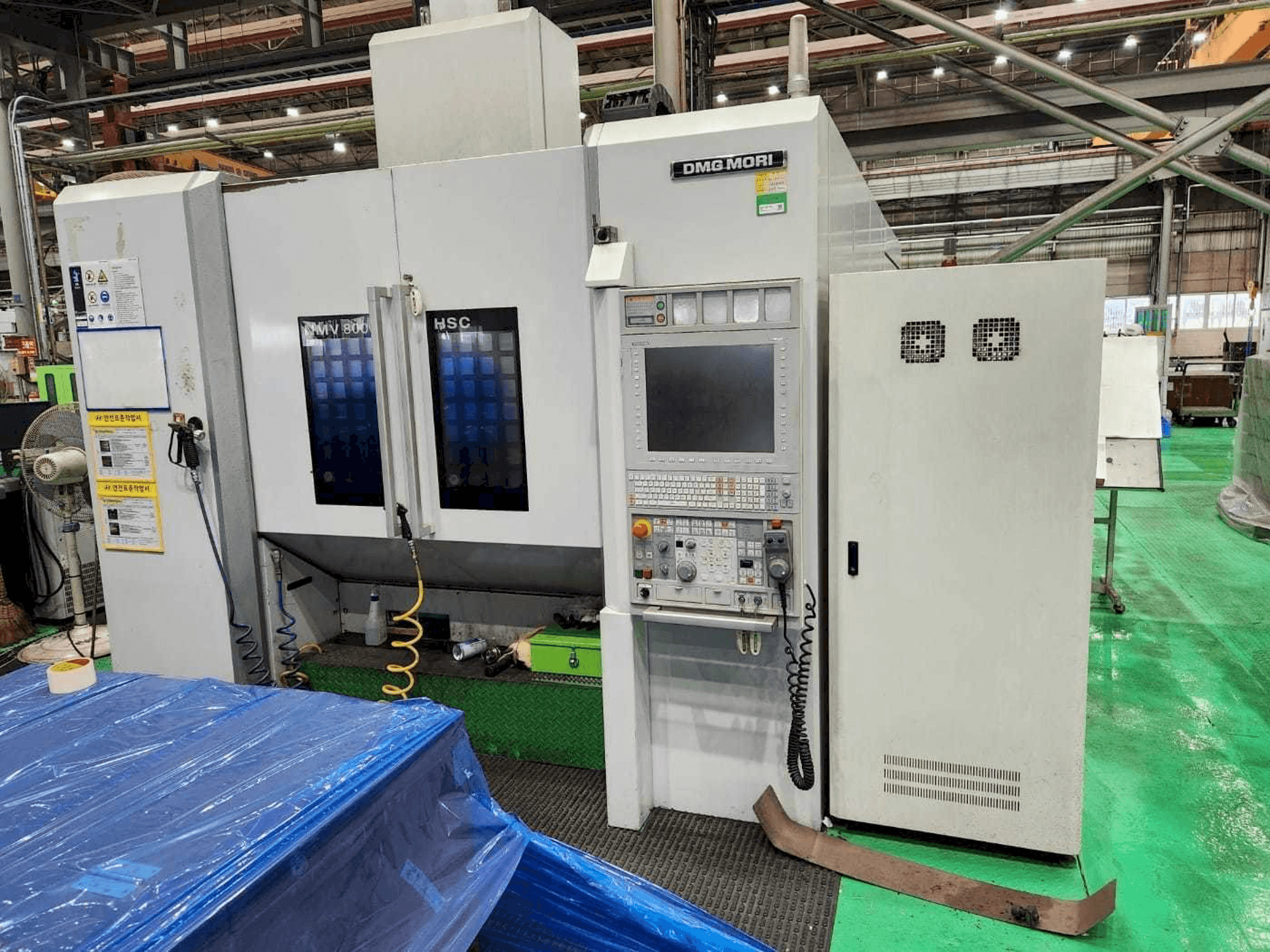 Widok z przodu maszyny DMG MORI NMV 8000 DCG / 40