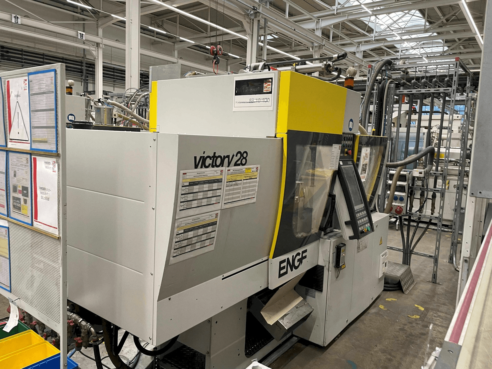 Widok z przodu maszyny Engel Victory 200/28