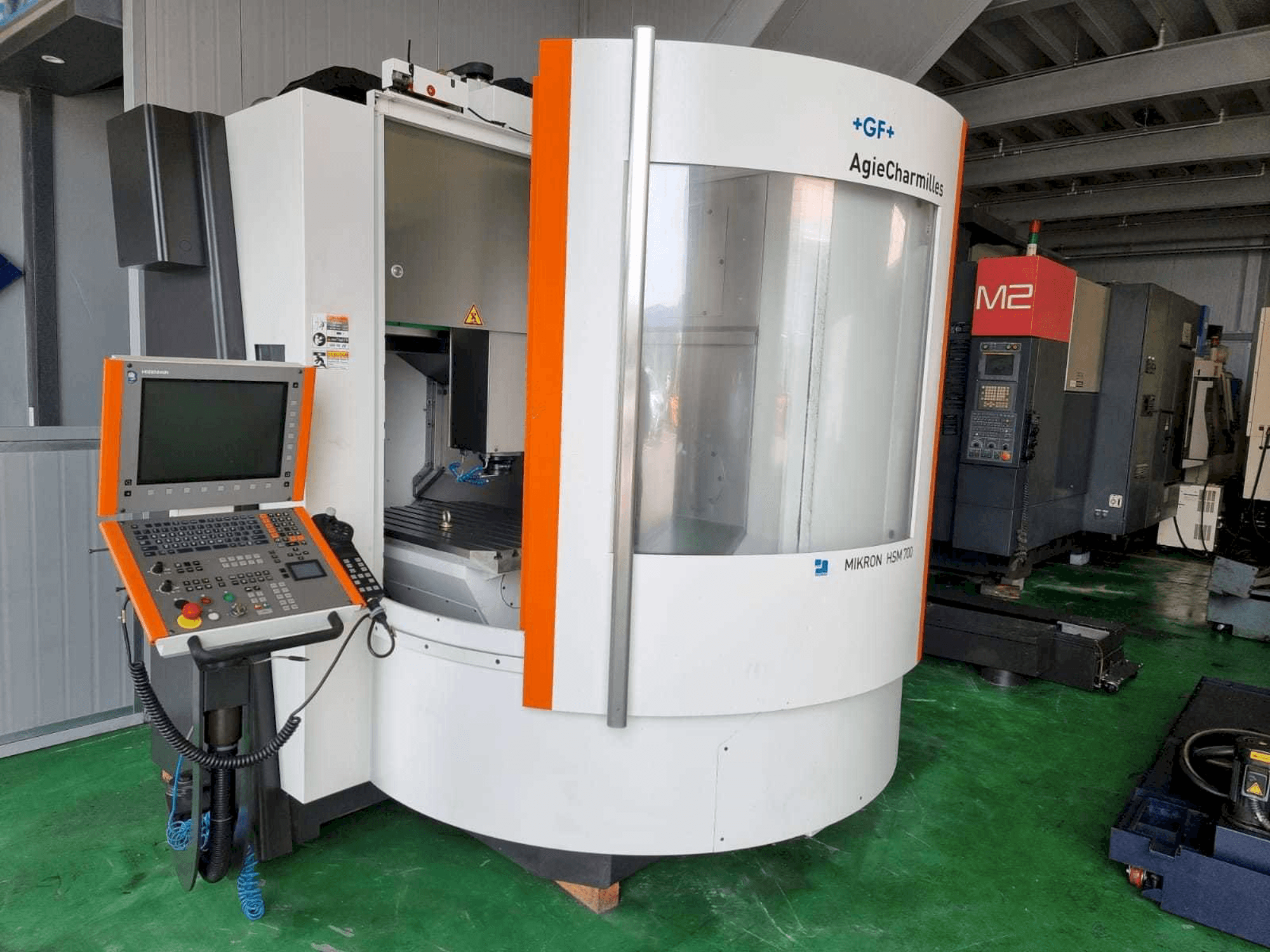 Widok z przodu maszyny GF AgieCharmilles Mikron HSM 700