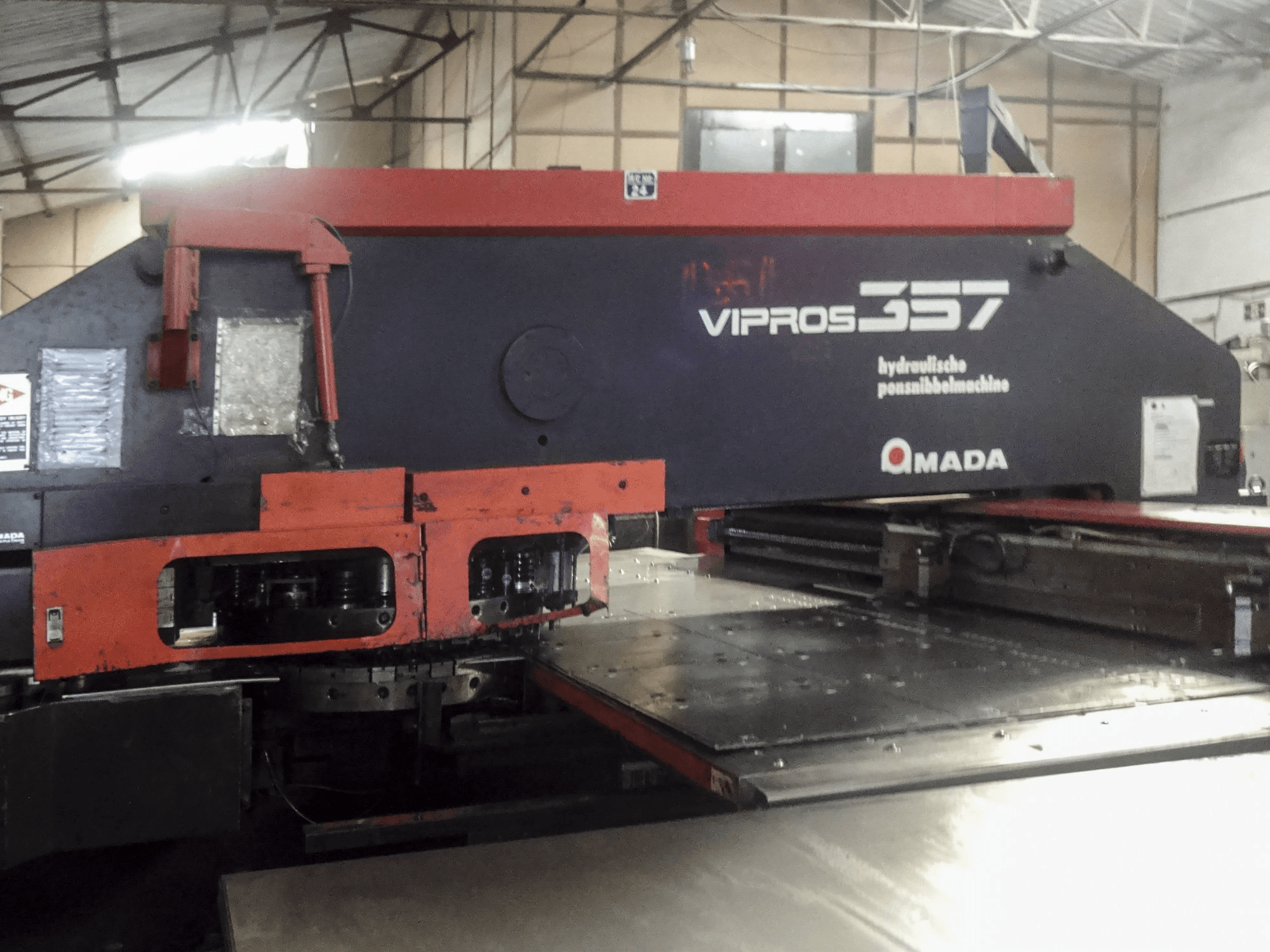 Widok z przodu maszyny AMADA Vipros 357