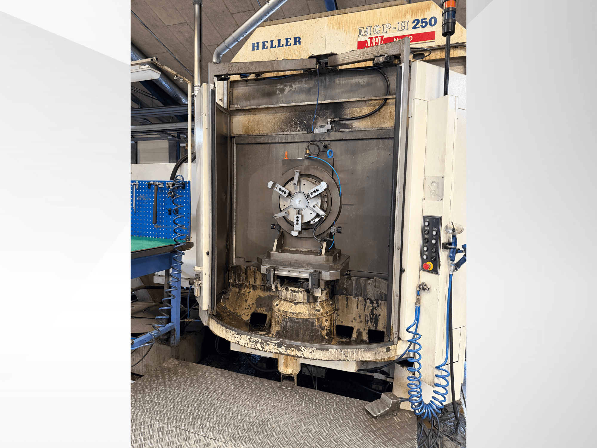 Widok z przodu poziomego centrum obróbczego HELLER MCP 250, pokazujący panel sterowania, uchwyty robocze i obszar obróbki.