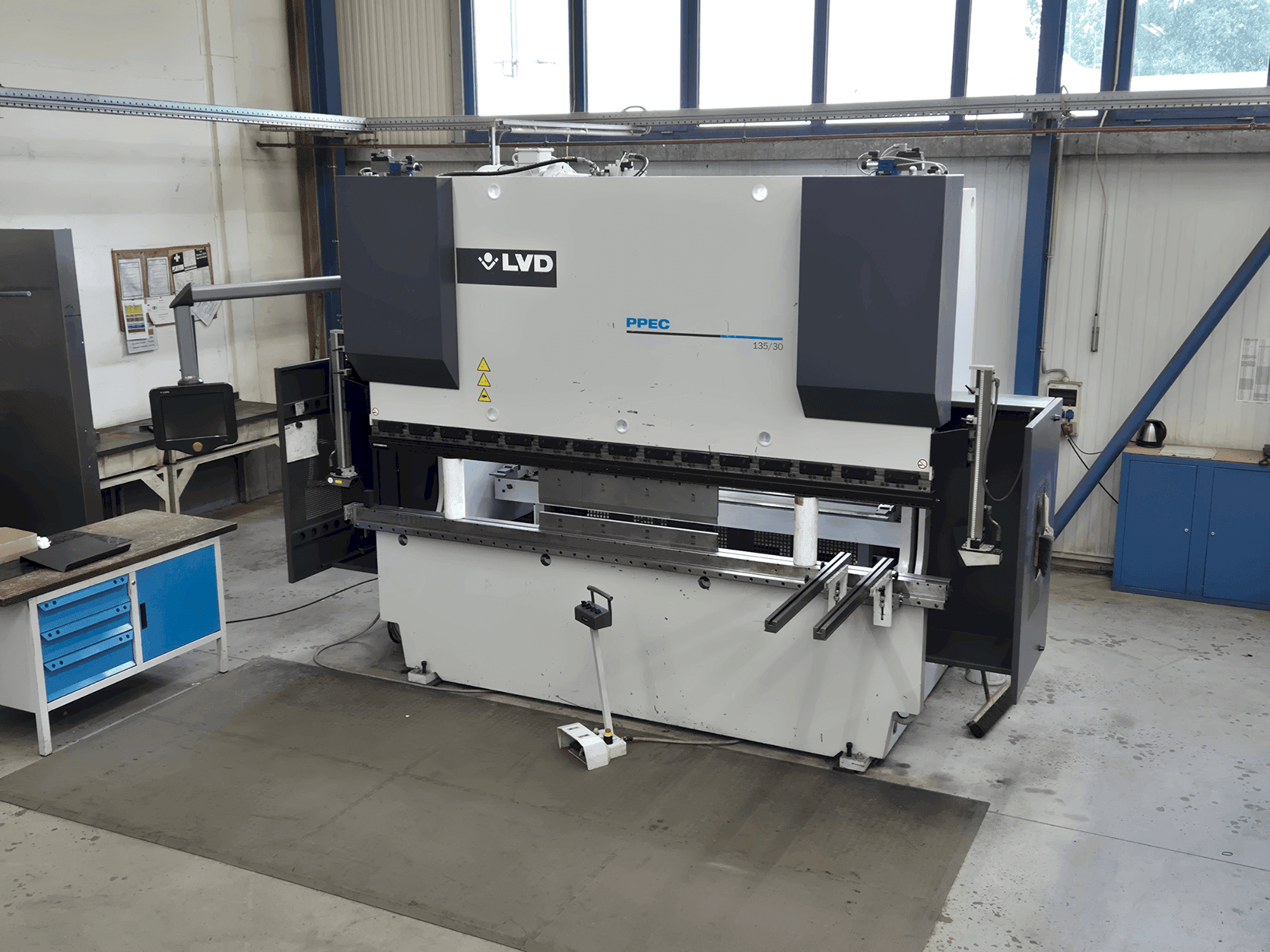Widok z przodu maszyny LVD PPEC 135/30