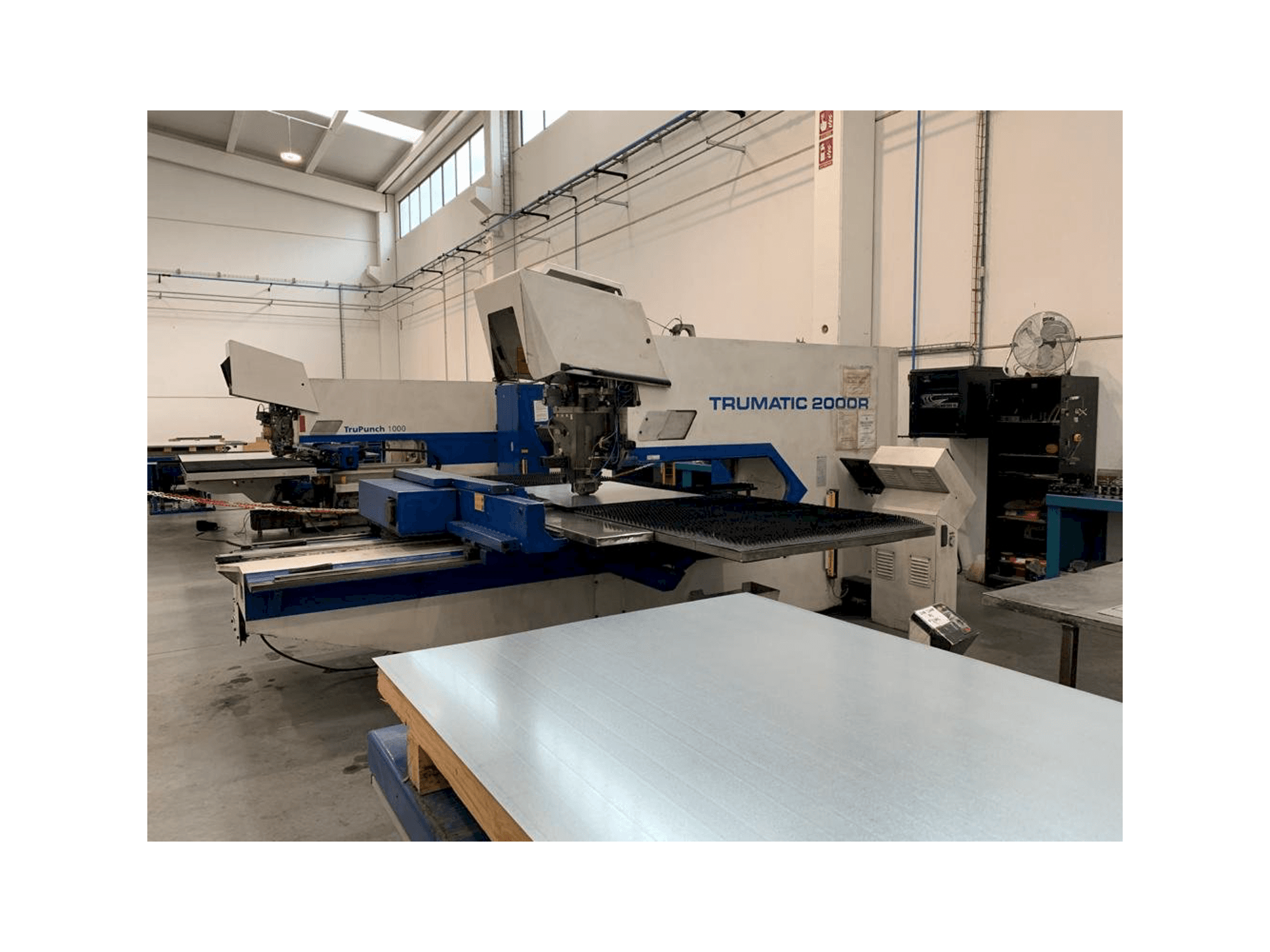 Widok z przodu maszyny Trumpf Trumatic 2000 R