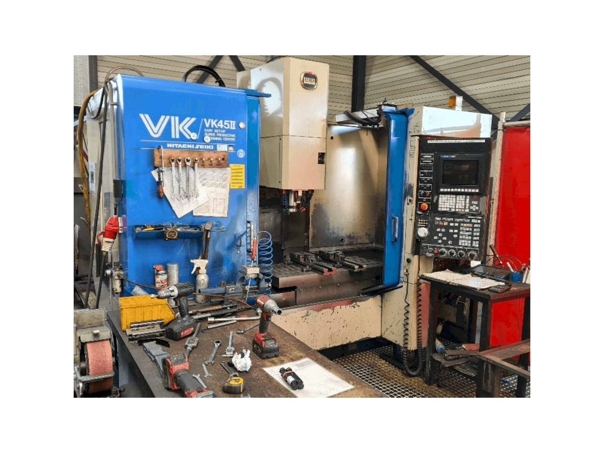 Widok z przodu maszyny HITACHI SEIKI VK45II