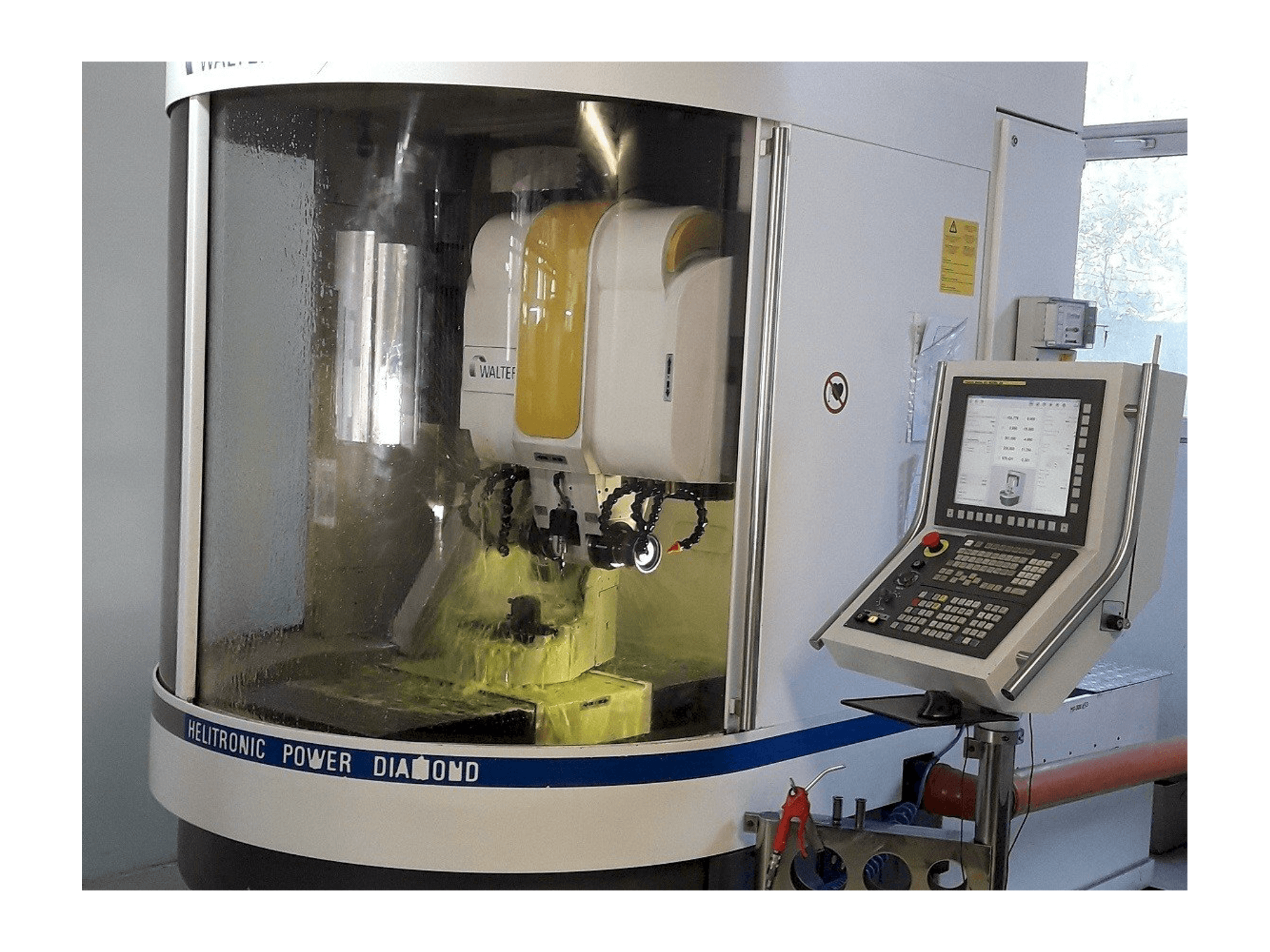 Widok z przodu maszyny Walter Helitronic Power F