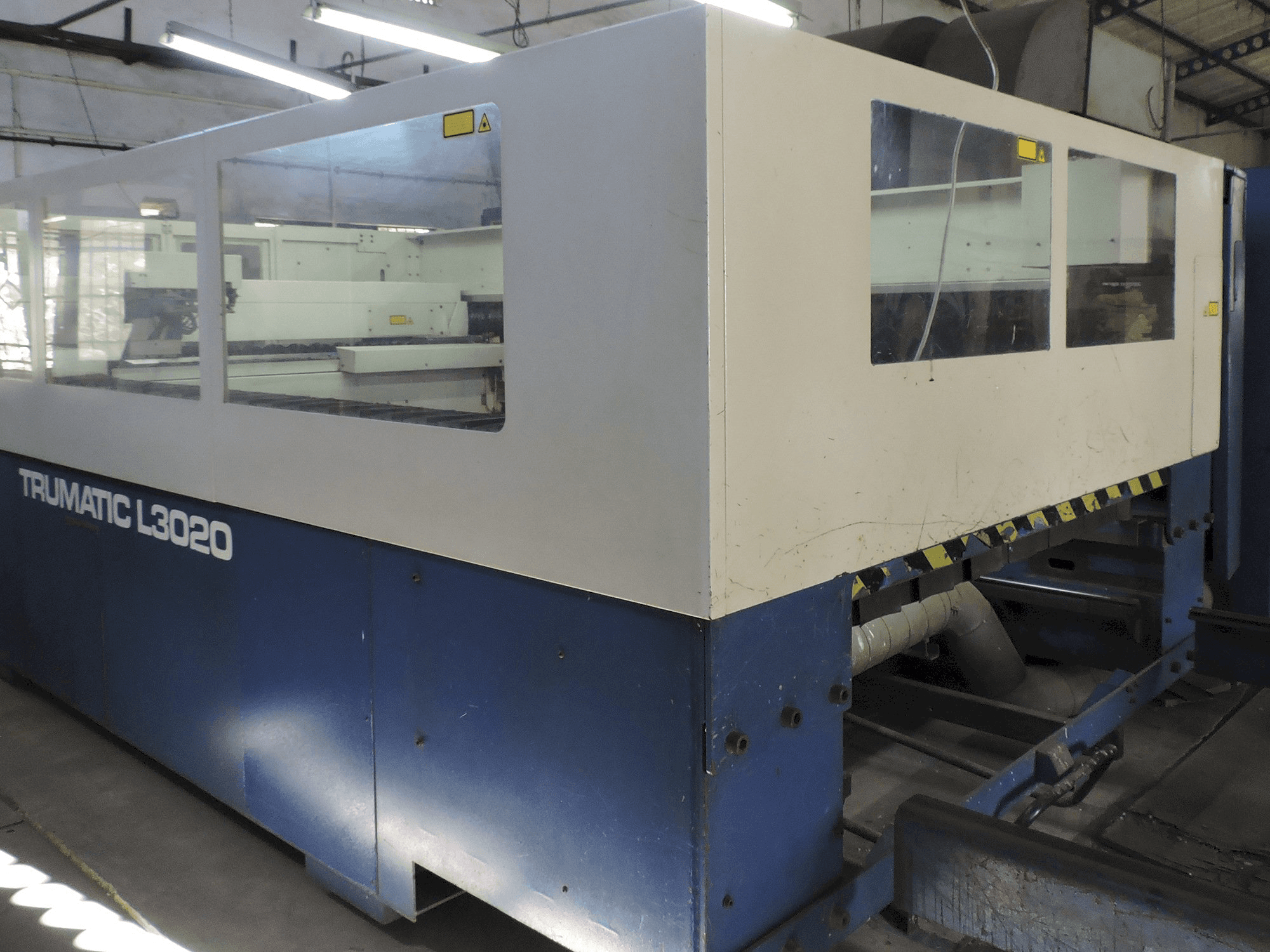 Widok z prawej maszyny Trumpf Trumatic L3020