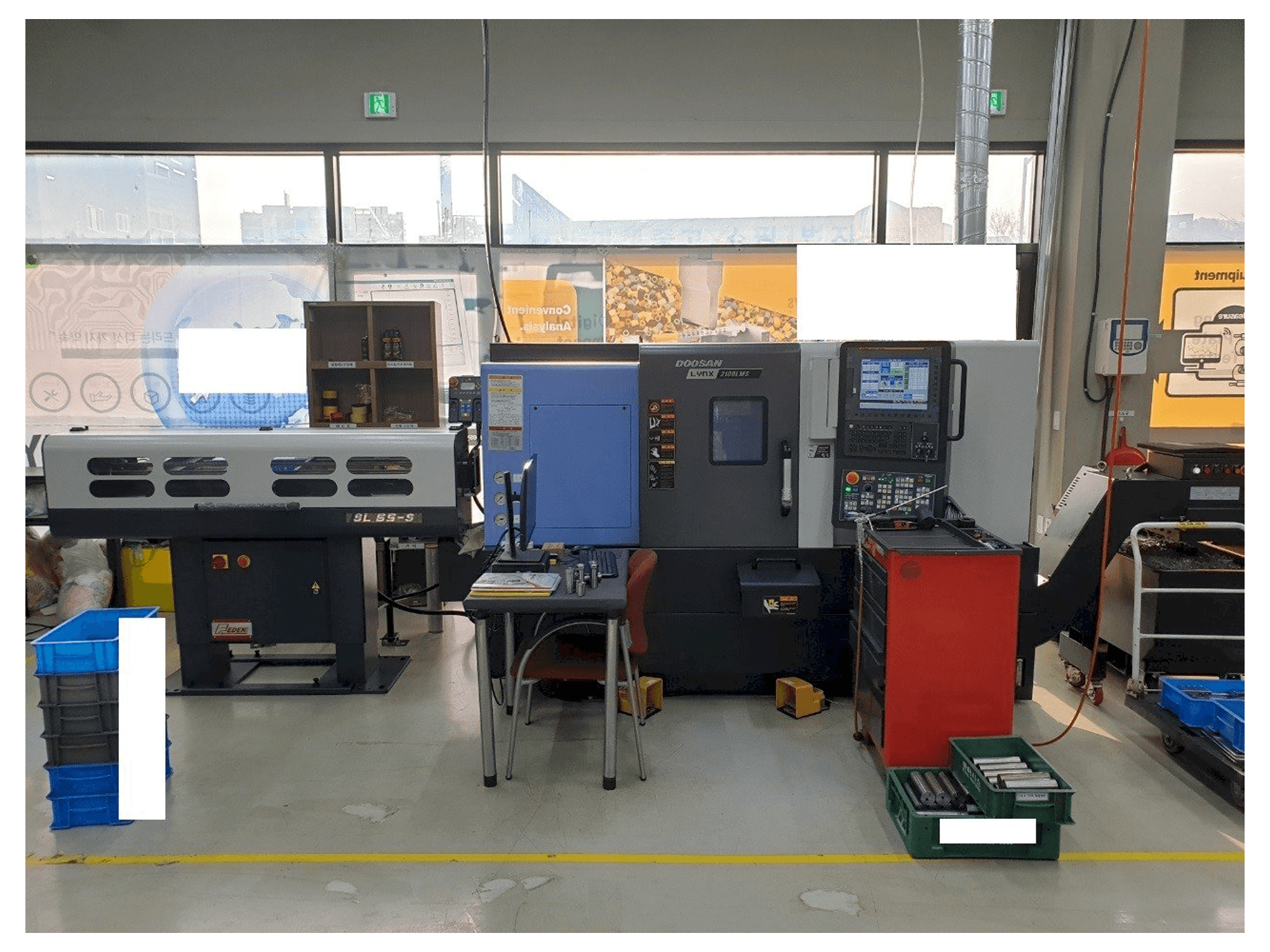 Widok z przodu maszyny Doosan LYNX2100LMSB