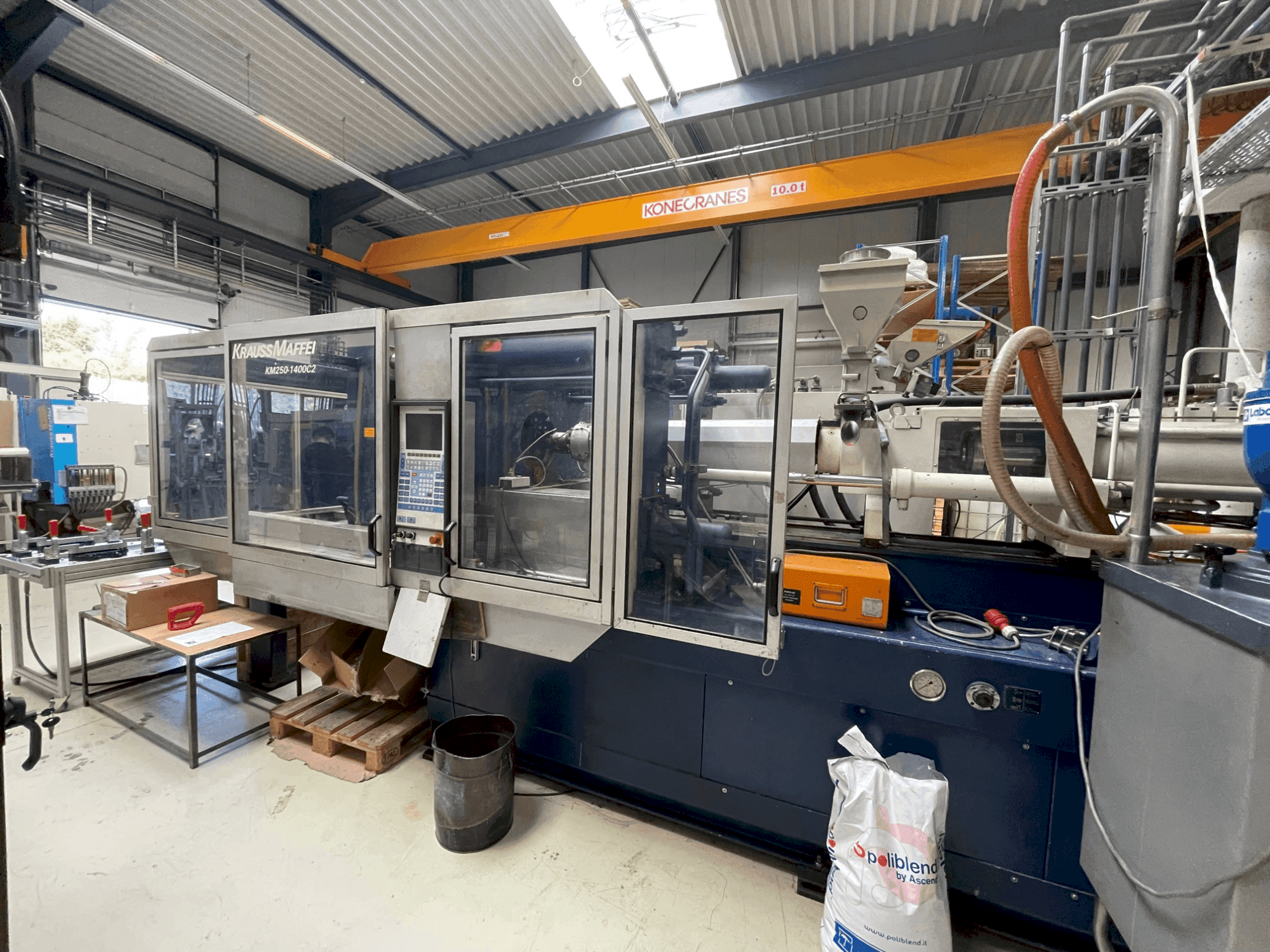 Widok z przodu maszyny Krauss Maffei 250-1400 C2