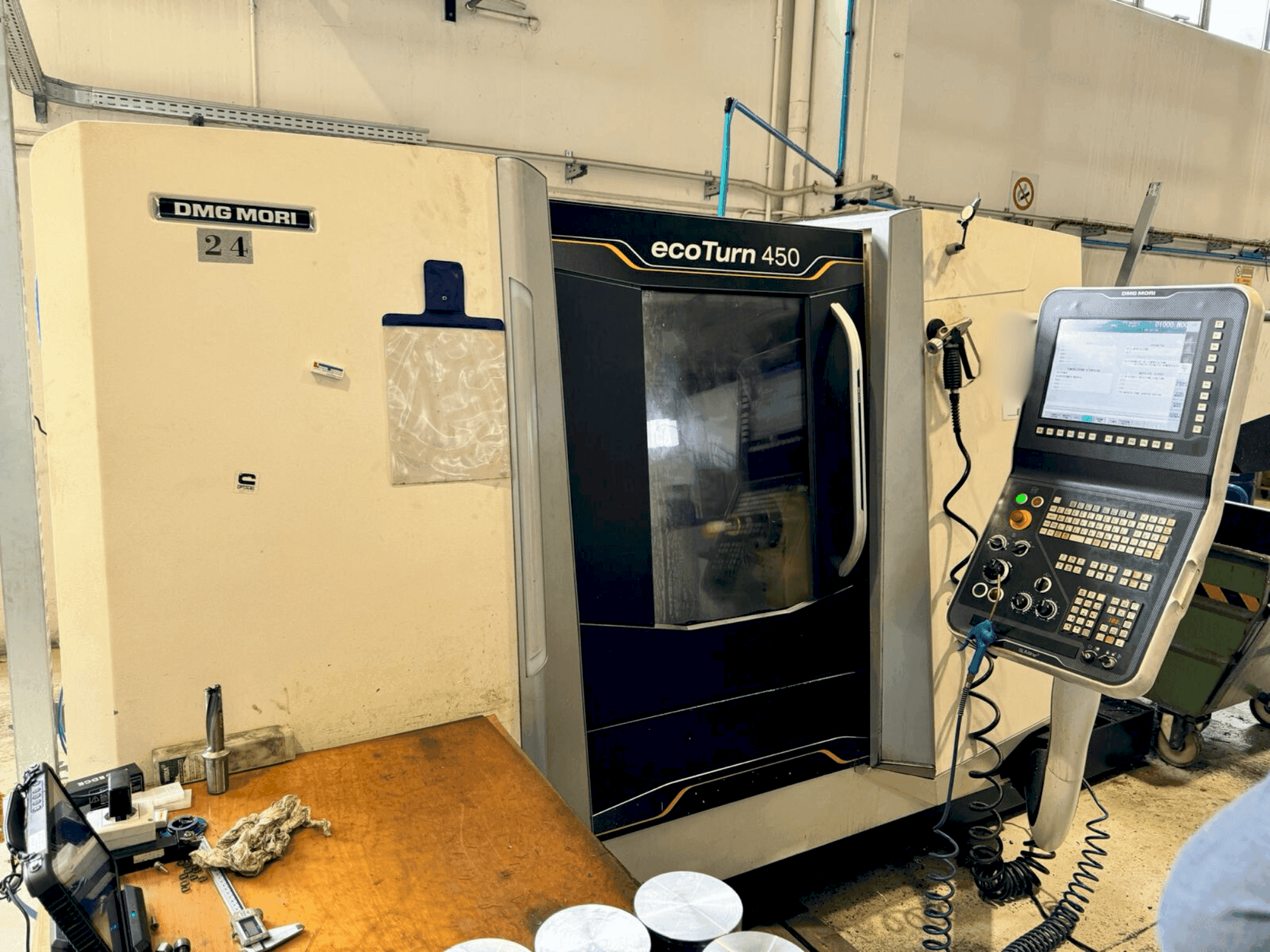 Widok z przodu maszyny DMG MORI EcoTurn 450 V3