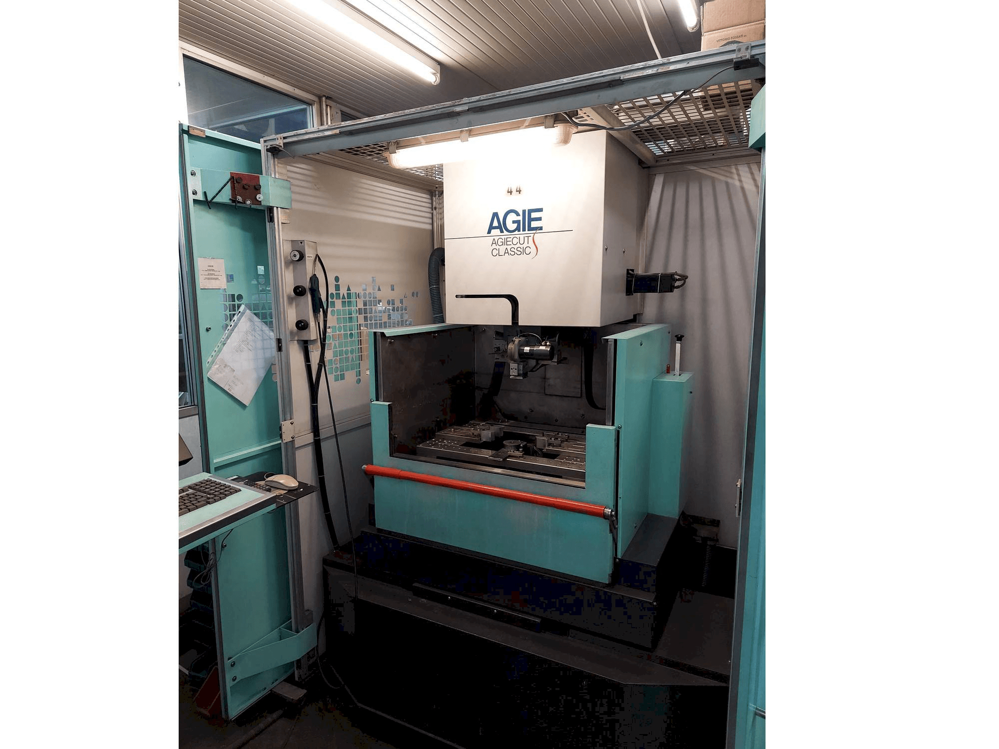 Widok z przodu maszyny AGIE Agiecut Classic 2S