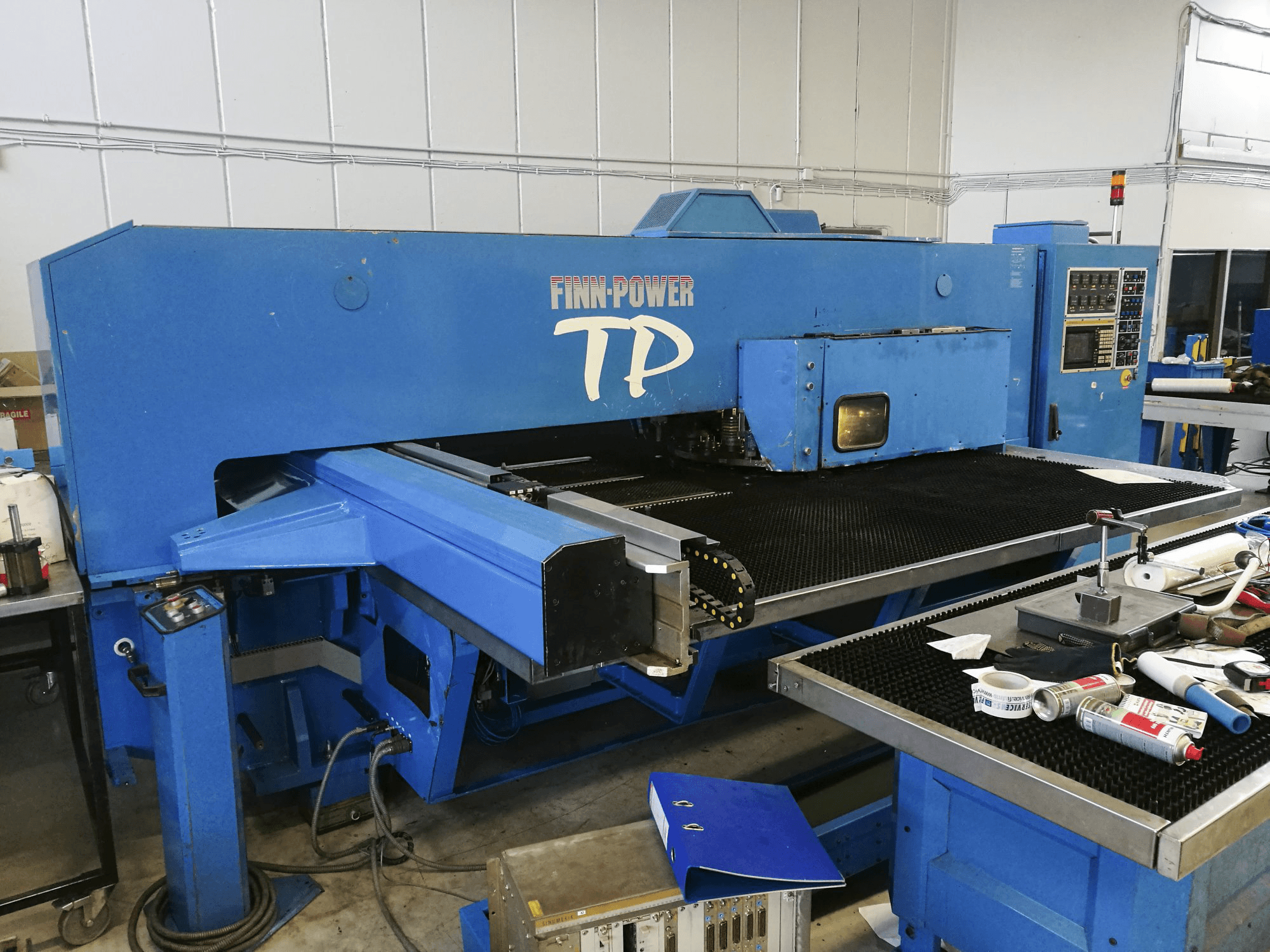 Widok z lewej maszyny Finn-Power TP 2525