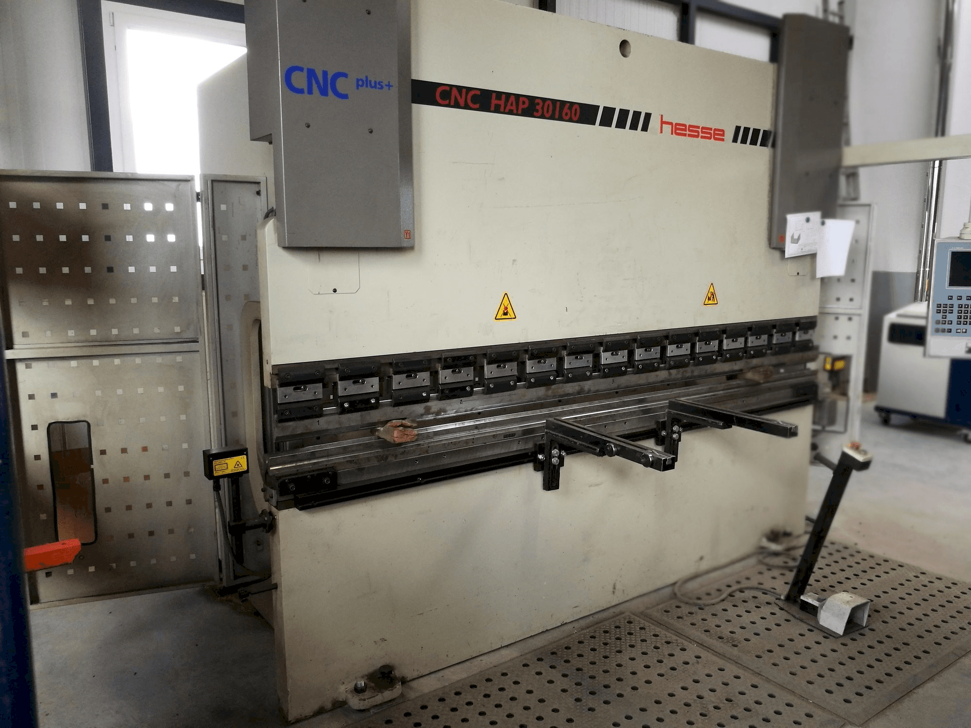 Widok z przodu maszyny Hesse CNC HAP 30160