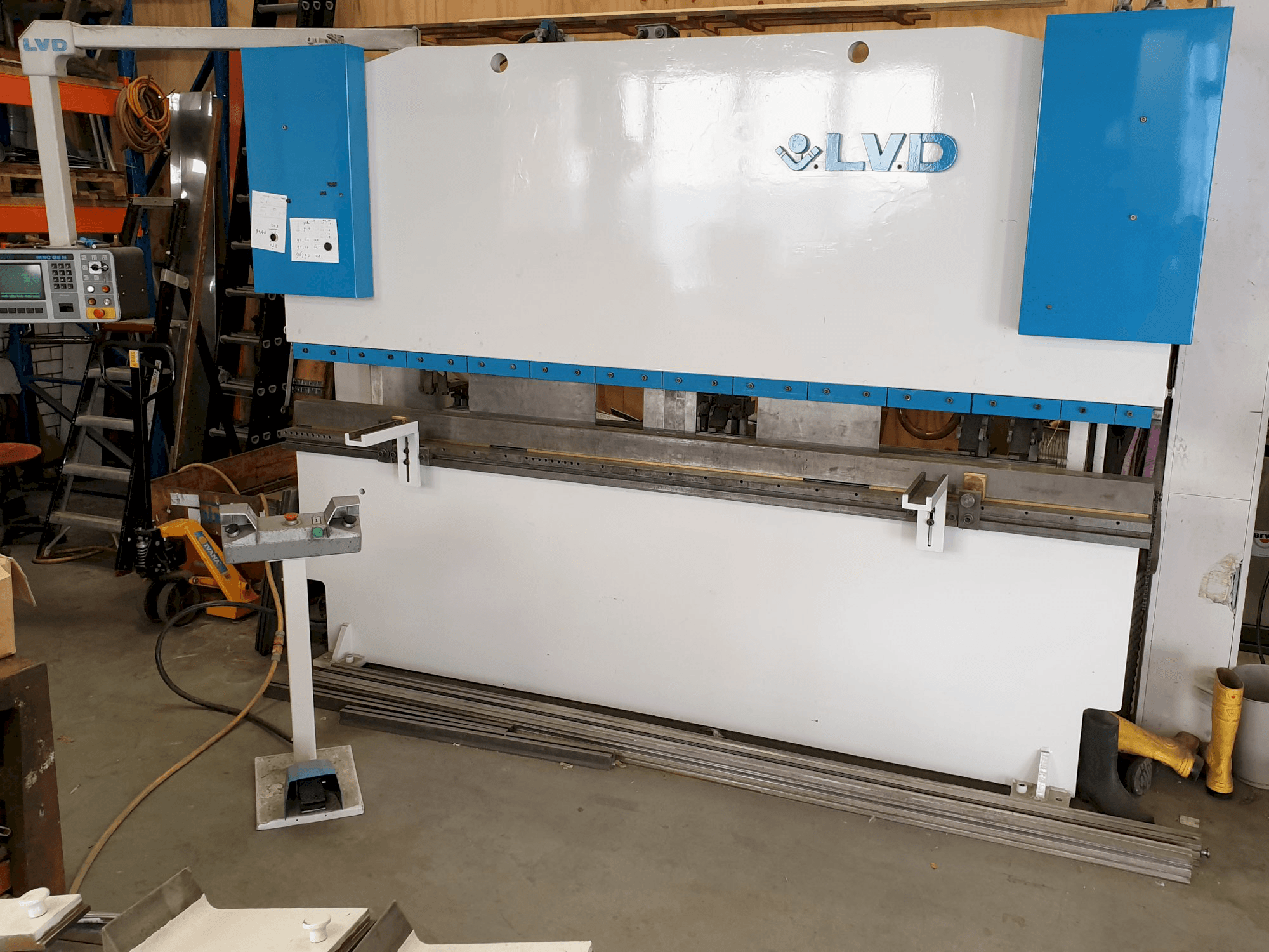 Widok z prawej maszyny LVD PPI 135/30