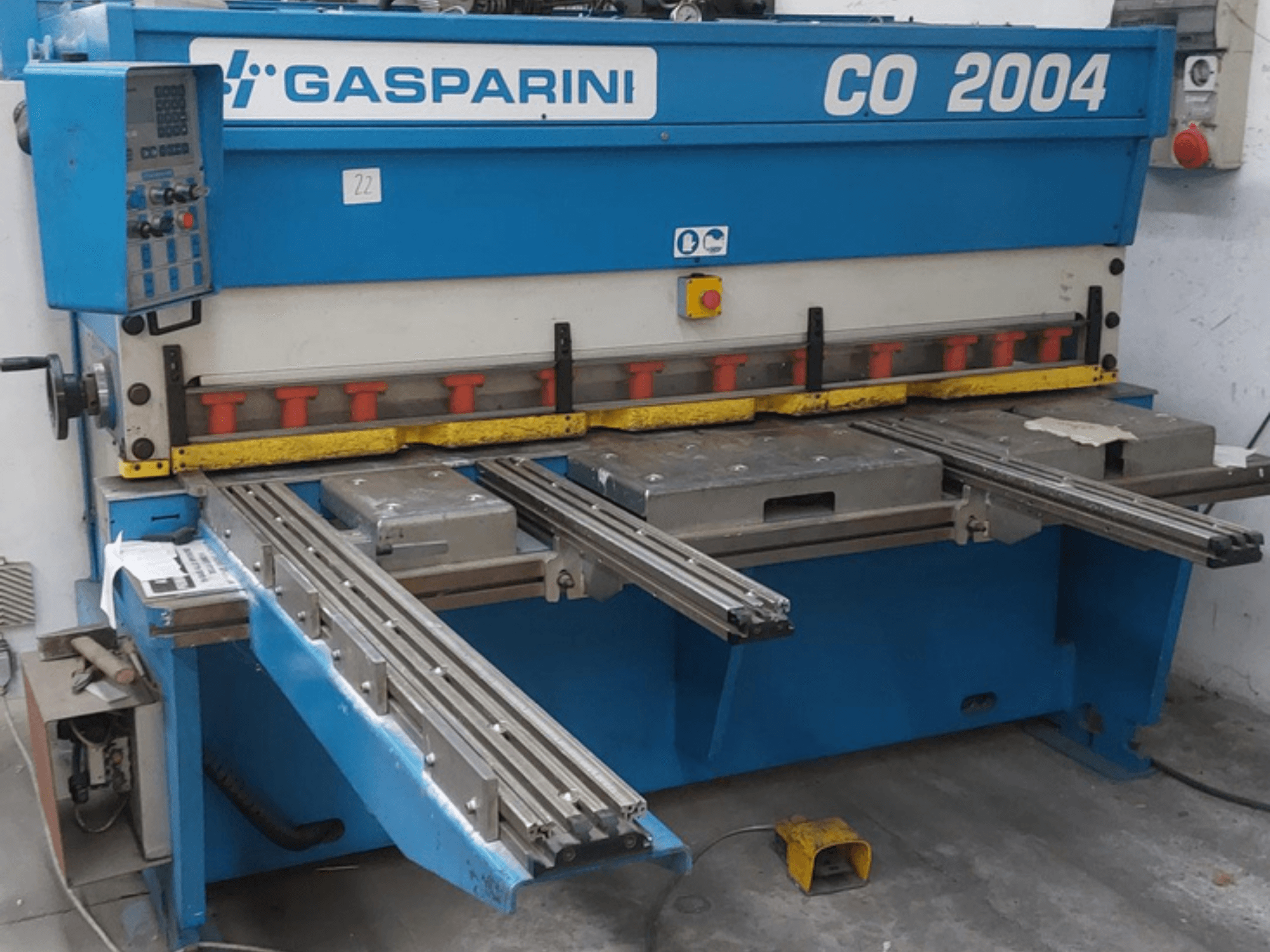 Hydrauliczna nożyca GASPARINI CO/2004, widok z przodu, z panelem sterowania i metalowymi stołami tnącymi z prowadnicami przesuwnymi.
