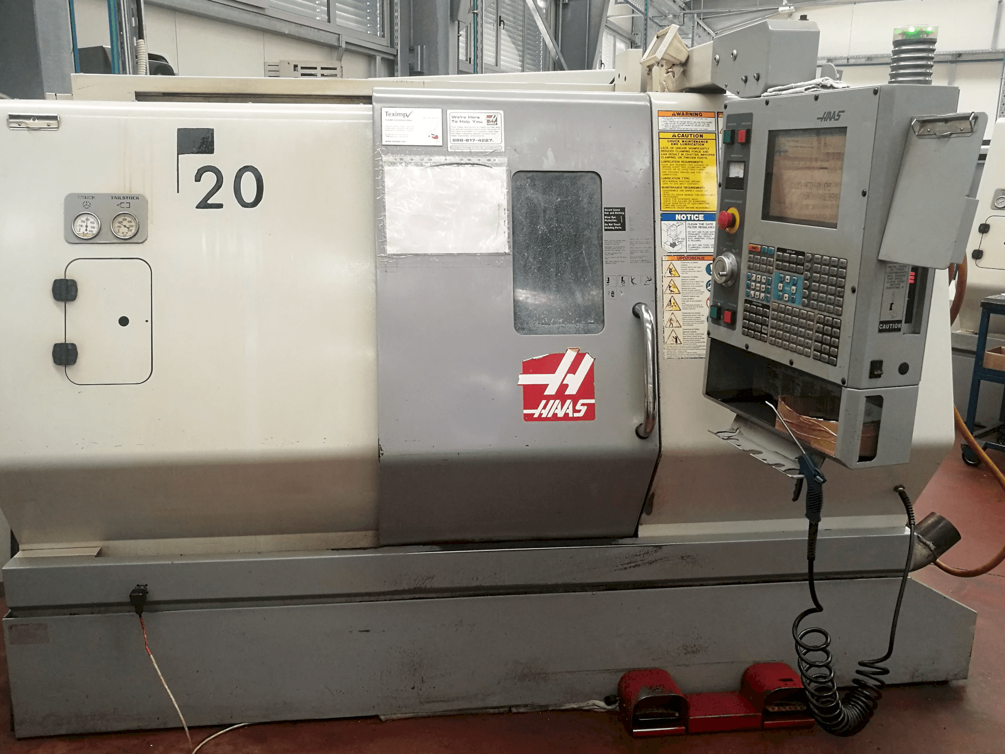 Widok z przodu maszyny HAAS SL-20THE