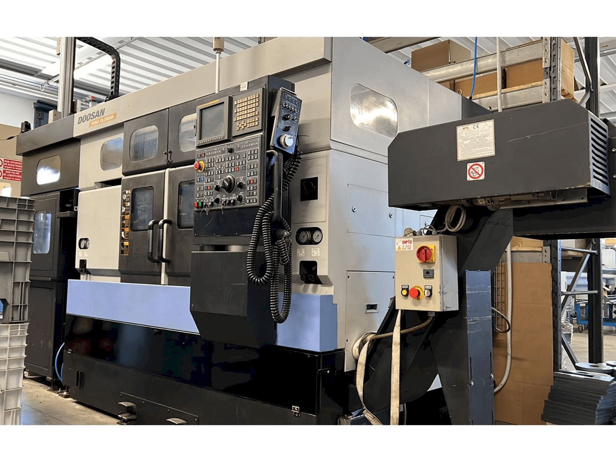 Widok z przodu maszyny Doosan Puma QL 200HM