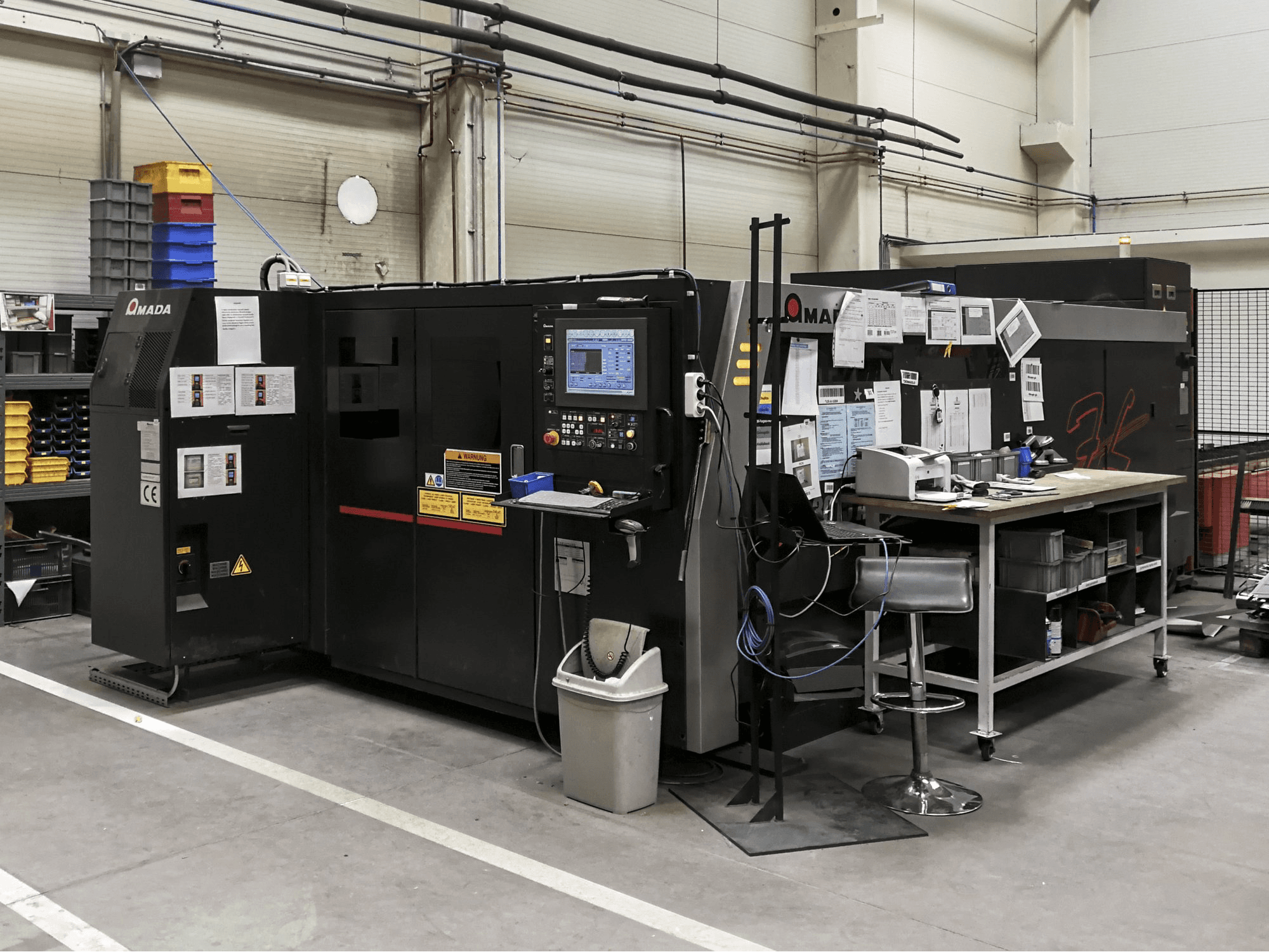 Widok z prawej maszyny AMADA LCG-3015 AJ