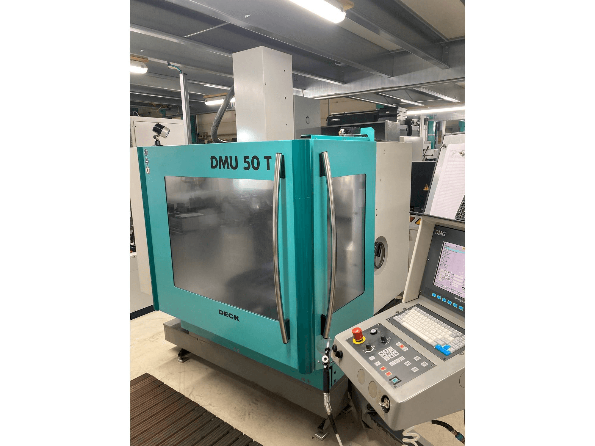 Widok z przodu maszyny DMG DMU 50 T