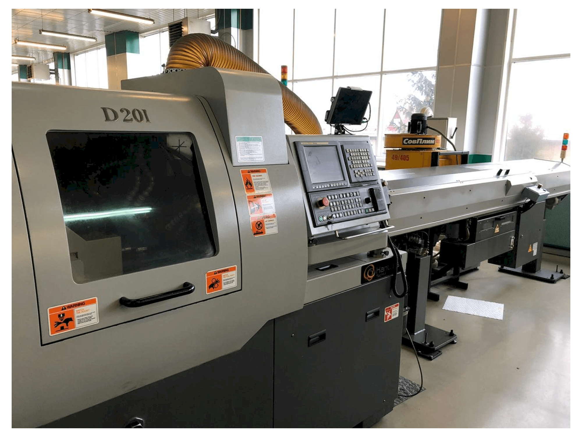 Widok z przodu maszyny Hanwha XD20M