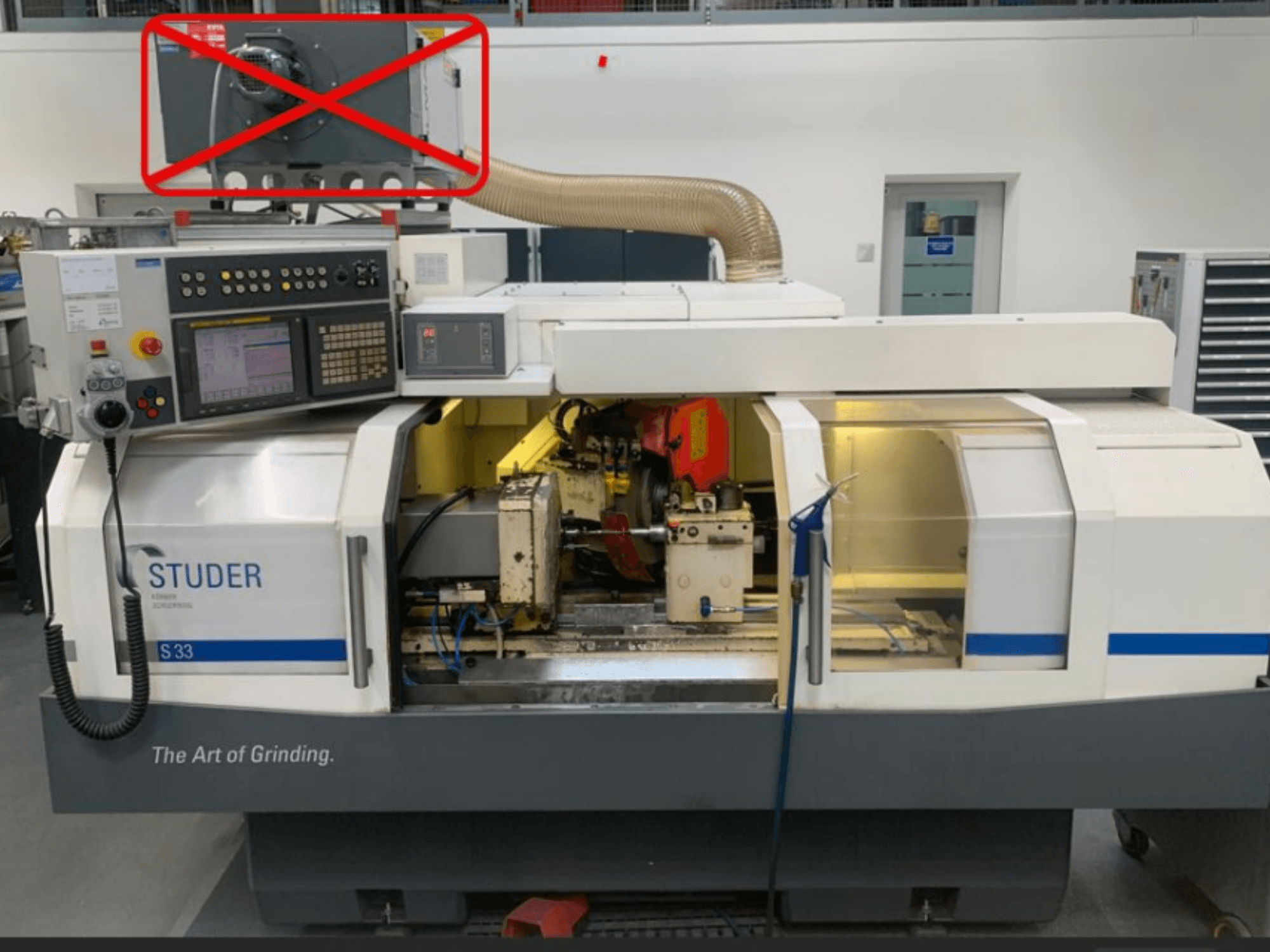 Szlifierka cylindryczna Studer S33, widok z przodu przedstawiający panel sterowania i komponenty szlifierskie z widocznymi połączeniami elektrycznymi.