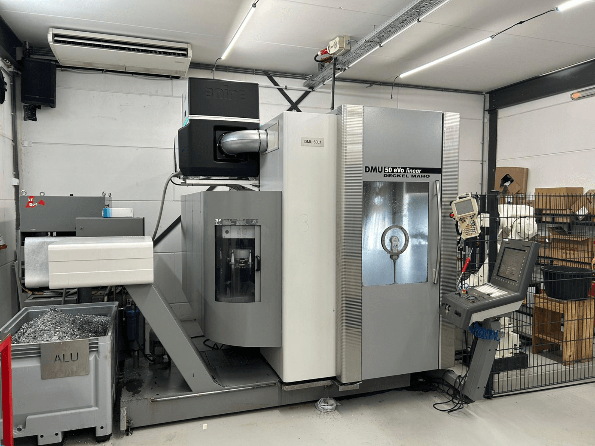 Frezarka liniowa DMU 50 eVo firmy Deckel Maho, widok z przodu, z panelem sterowania i pojemnikiem na wióry.