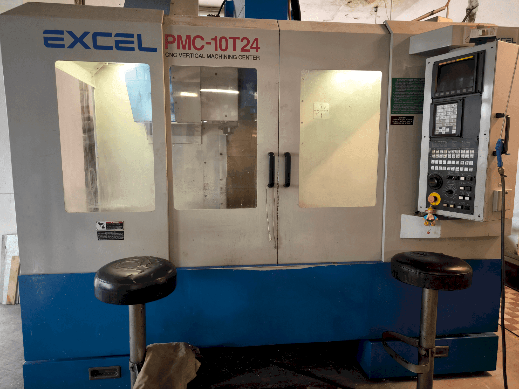 Widok z przodu maszyny Excel Excel PMC 10T24 (2004)