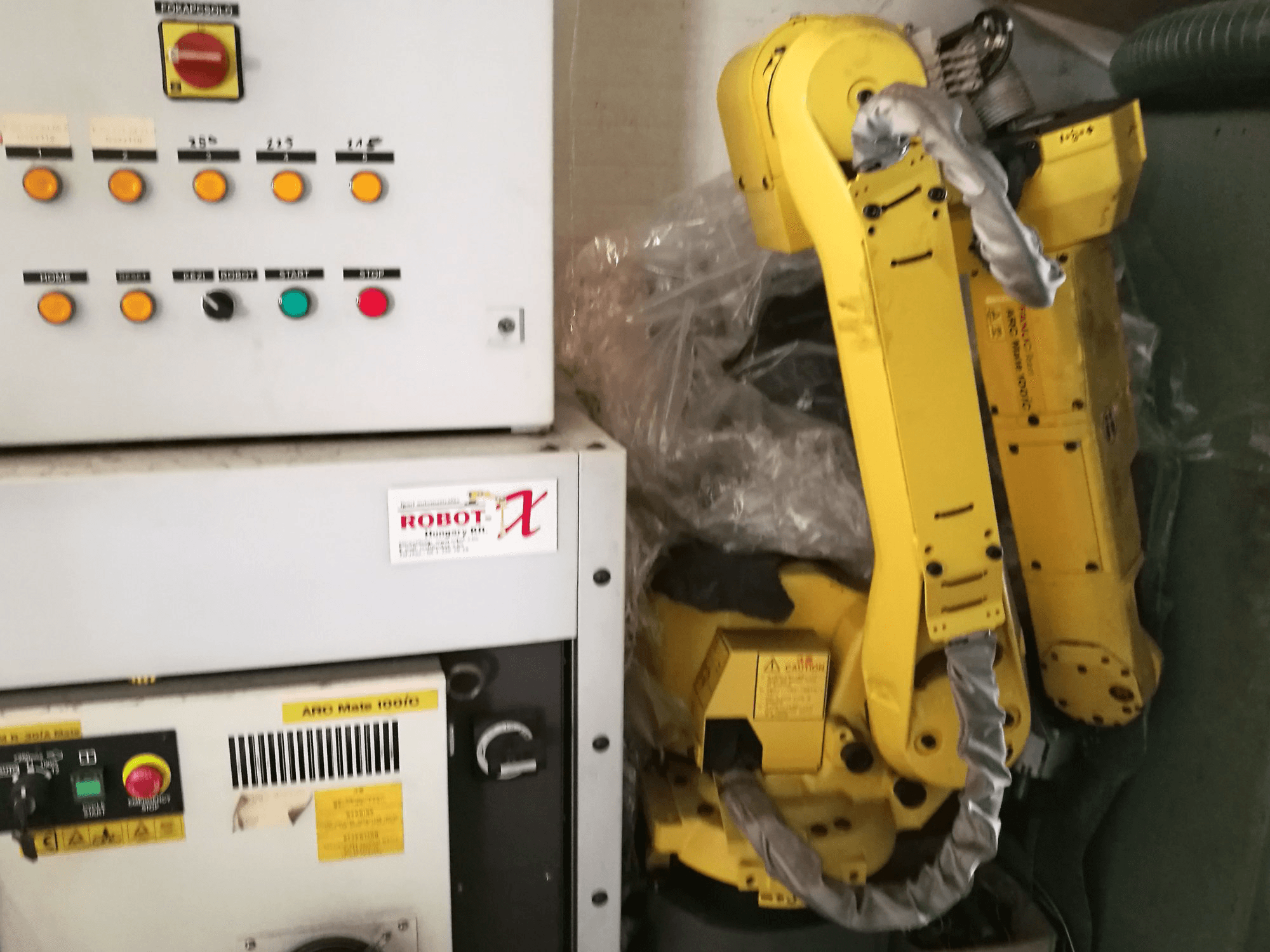 Widok z przodu maszyny FANUC ARC Mate 100iC