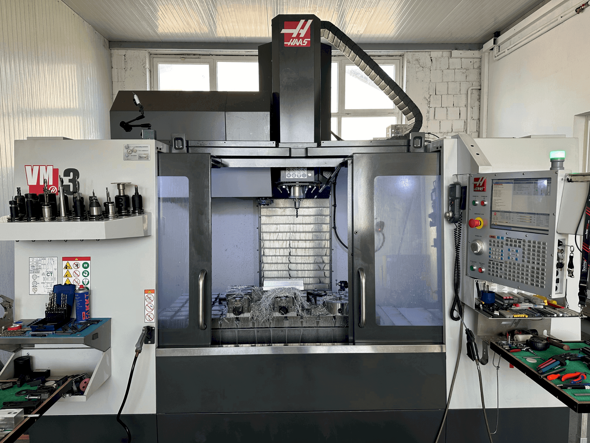 Widok z przodu maszyny HAAS VM-3