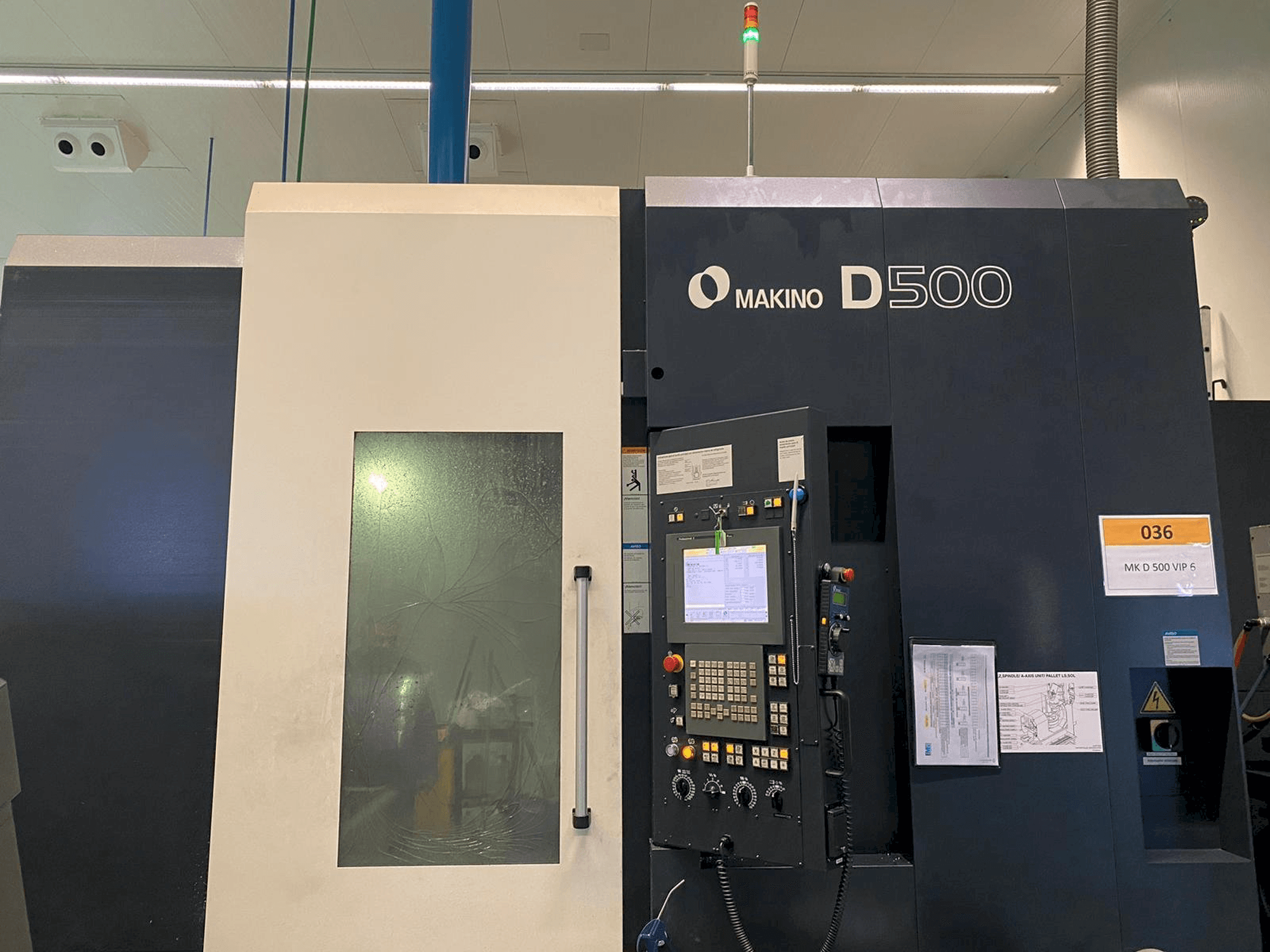 Widok z przodu maszyny Makino D500