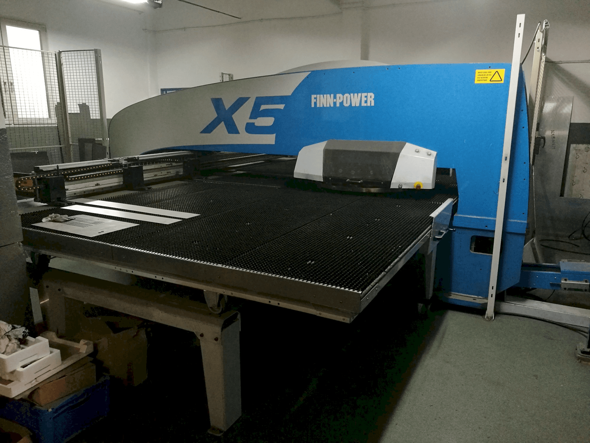 Widok lewej strony maszyny Finn-Power X5 12 06